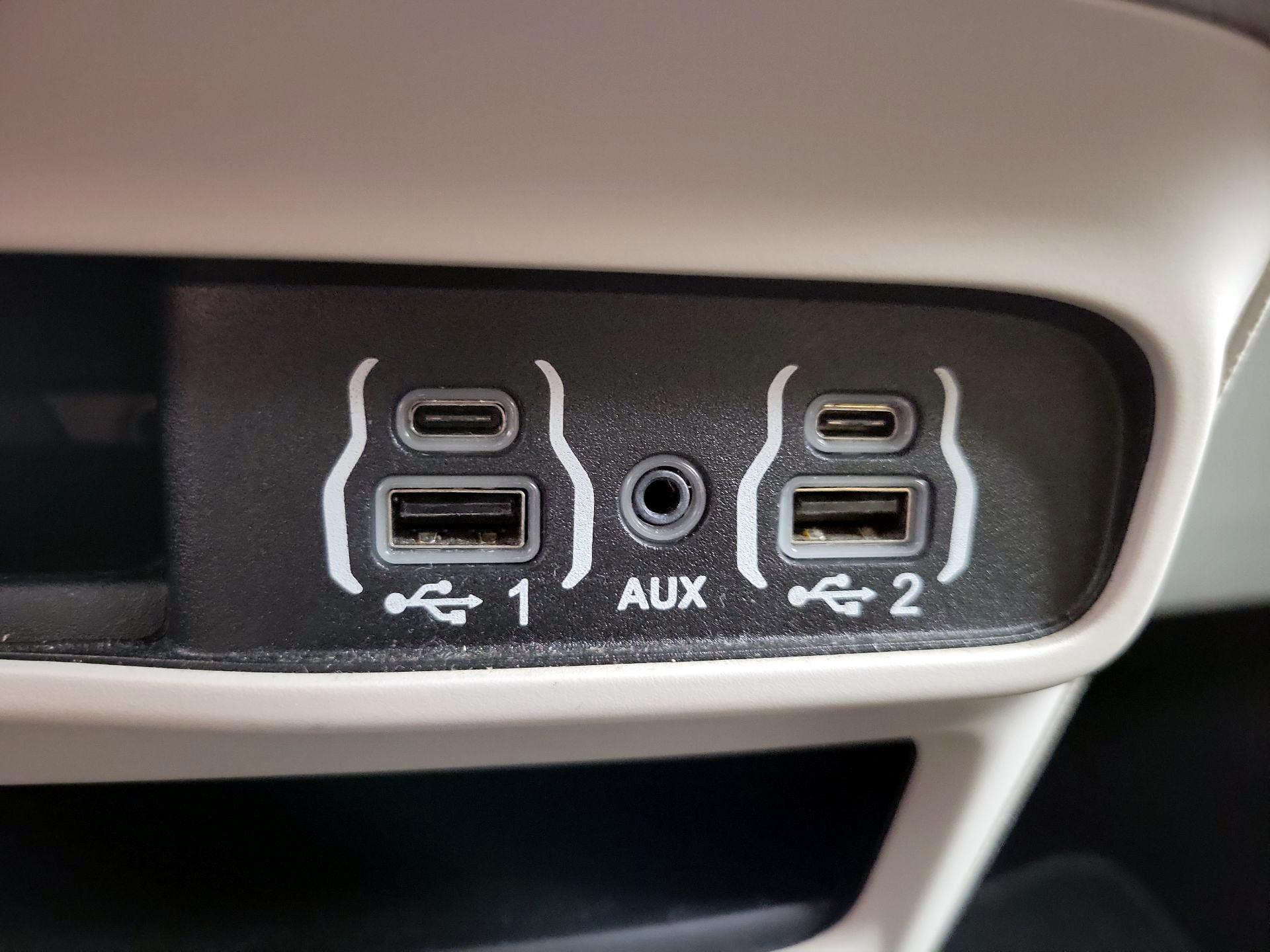 Thumbnail: 2023 Chrysler Pacifica - 18