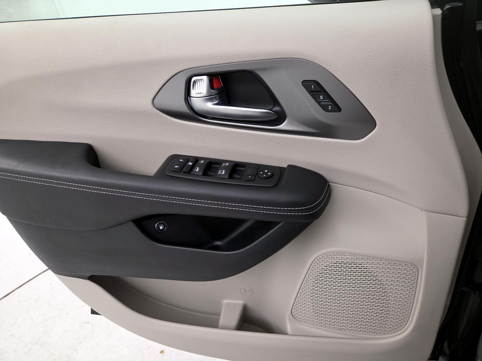 Thumbnail: 2023 Chrysler Pacifica - 12