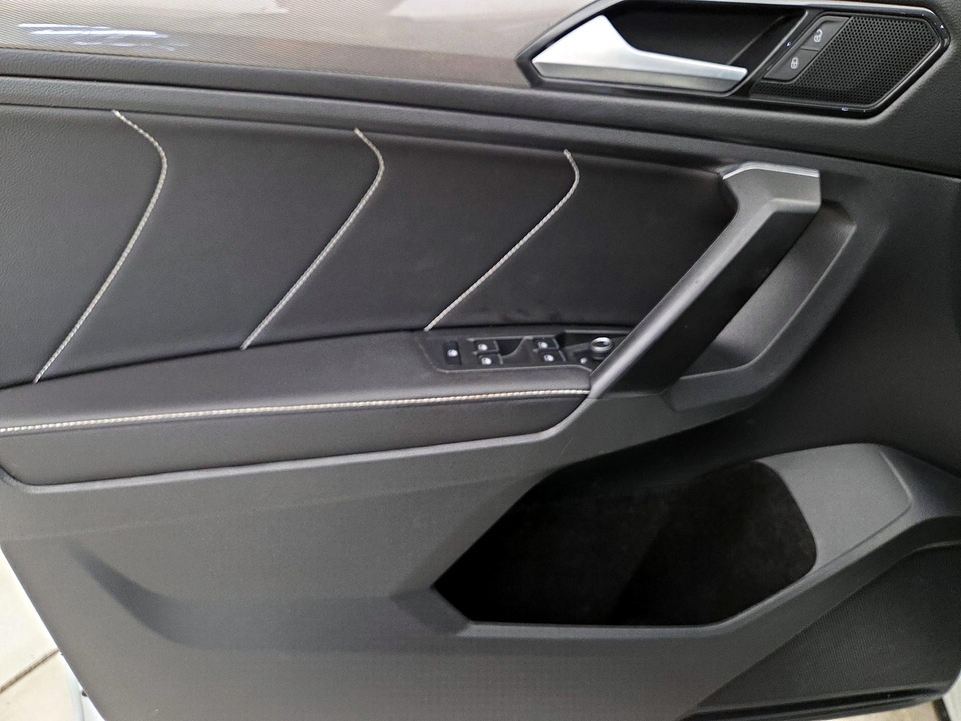 Thumbnail: 2023 Volkswagen Tiguan - 12