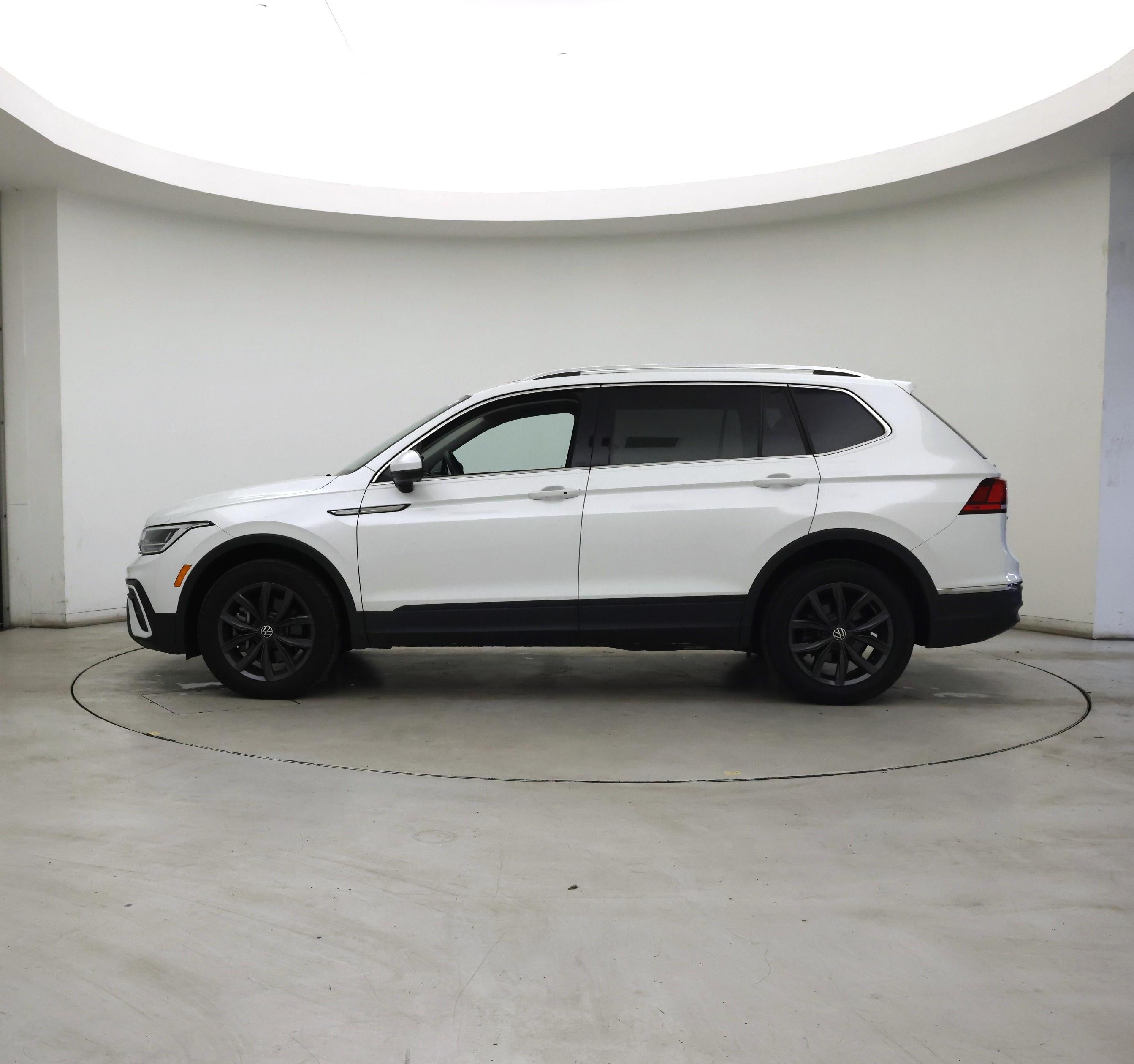 Thumbnail: 2023 Volkswagen Tiguan - 3