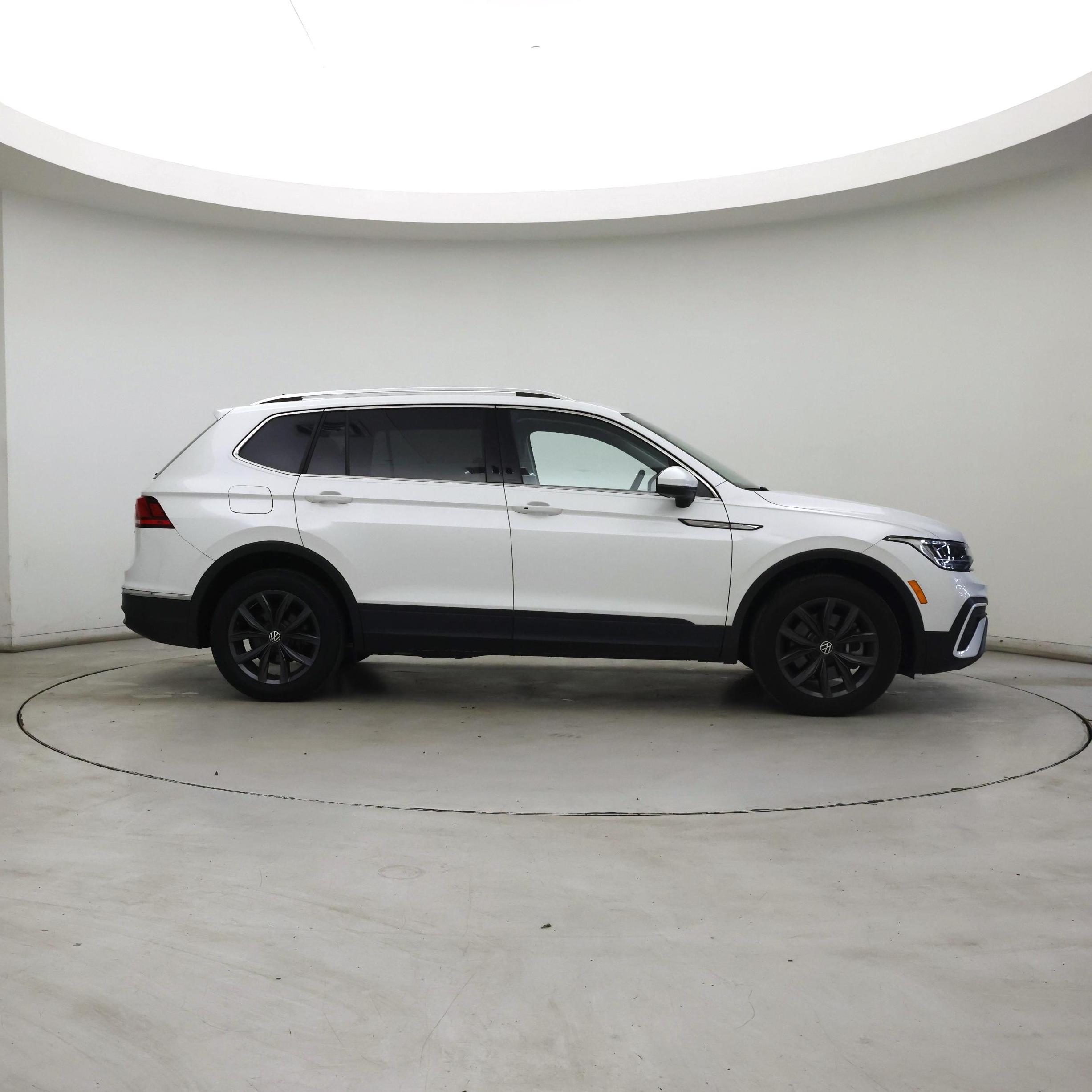 Thumbnail: 2023 Volkswagen Tiguan - 7