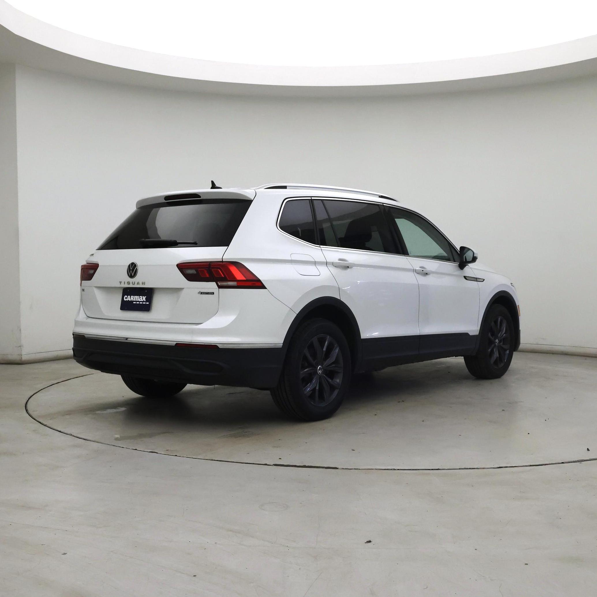 Thumbnail: 2023 Volkswagen Tiguan - 8