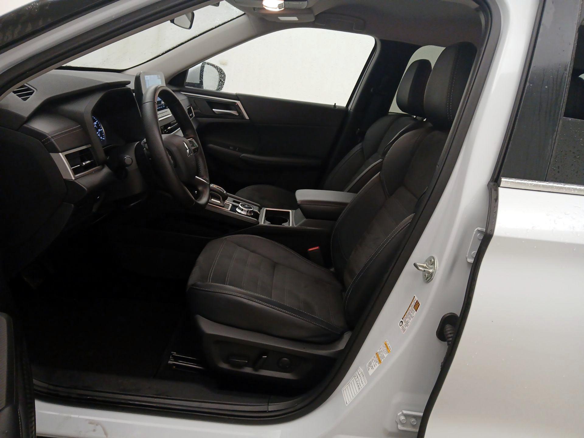 Thumbnail: 2024 Mitsubishi Outlander - 11