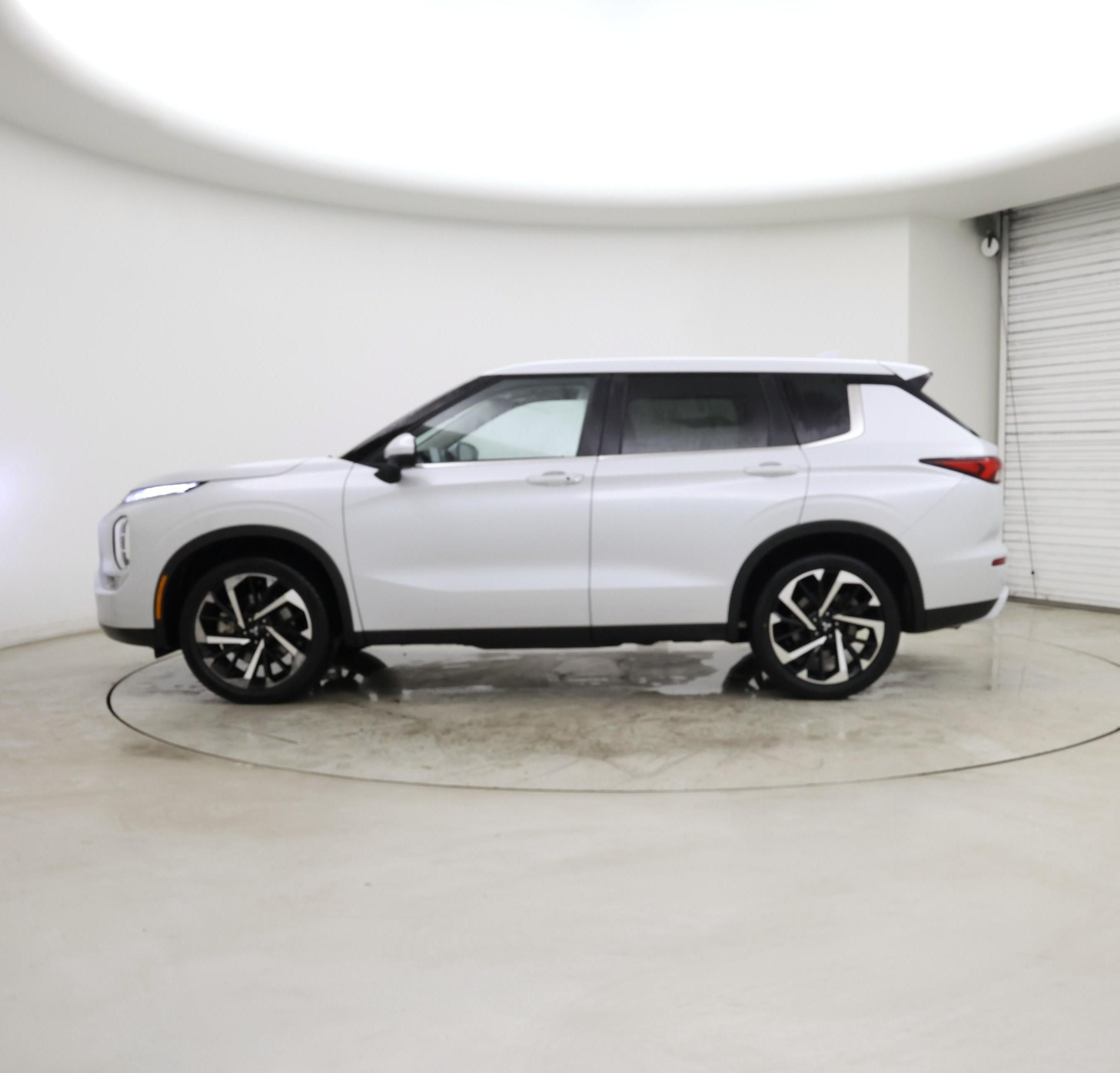 Thumbnail: 2024 Mitsubishi Outlander - 3