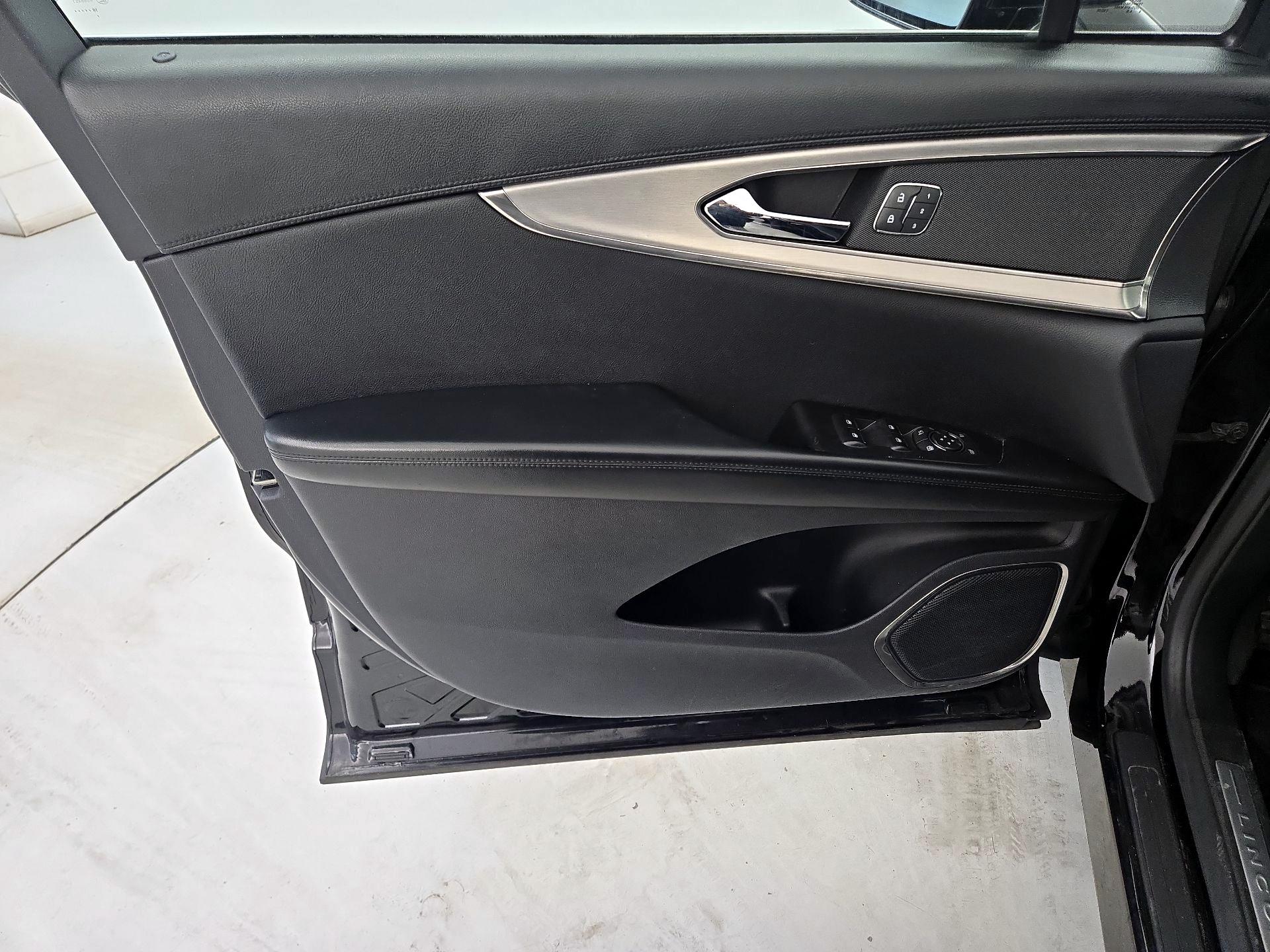 Thumbnail: 2019 Lincoln Nautilus - 12