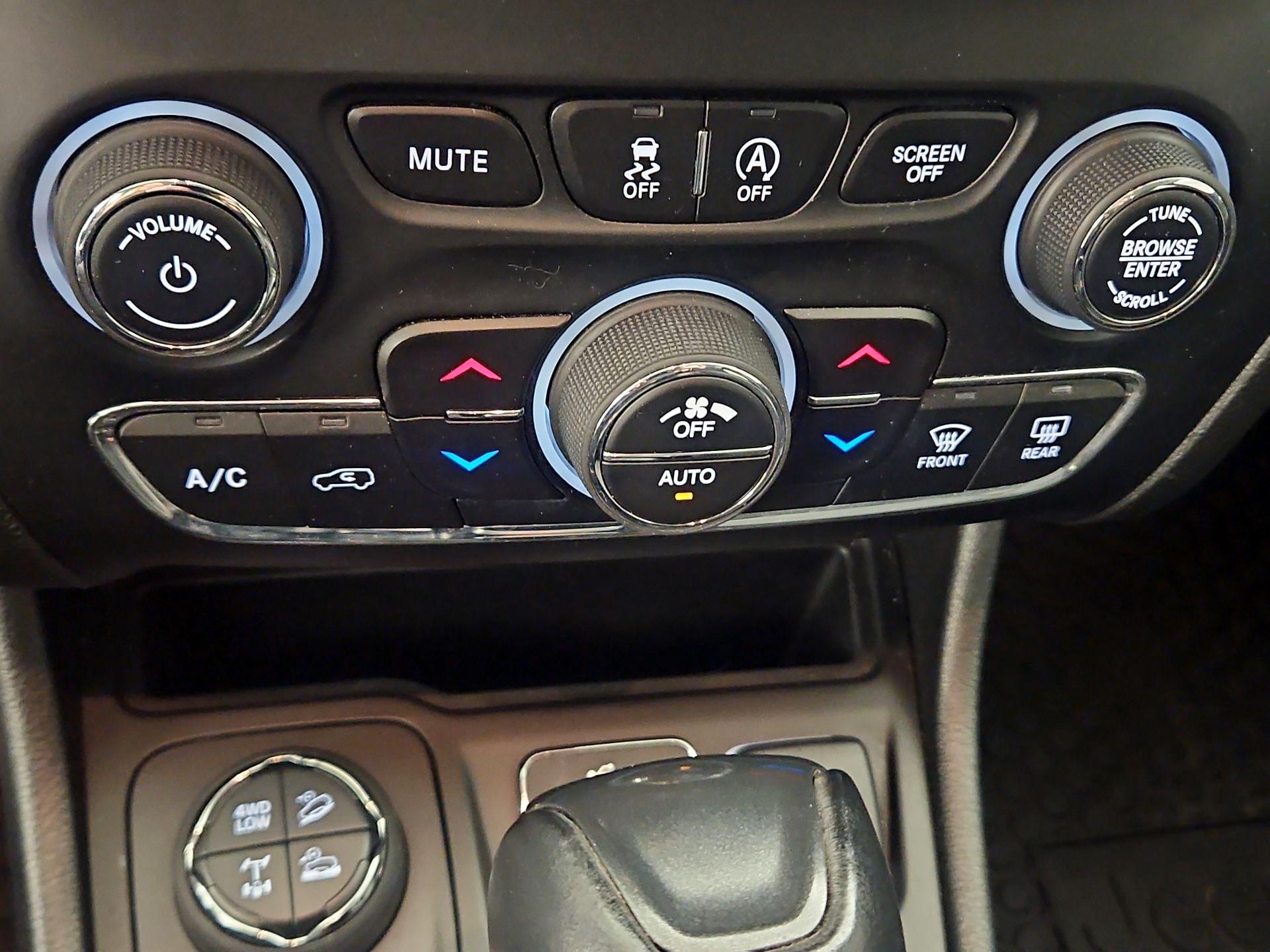 Thumbnail: 2021 Jeep Cherokee - 16