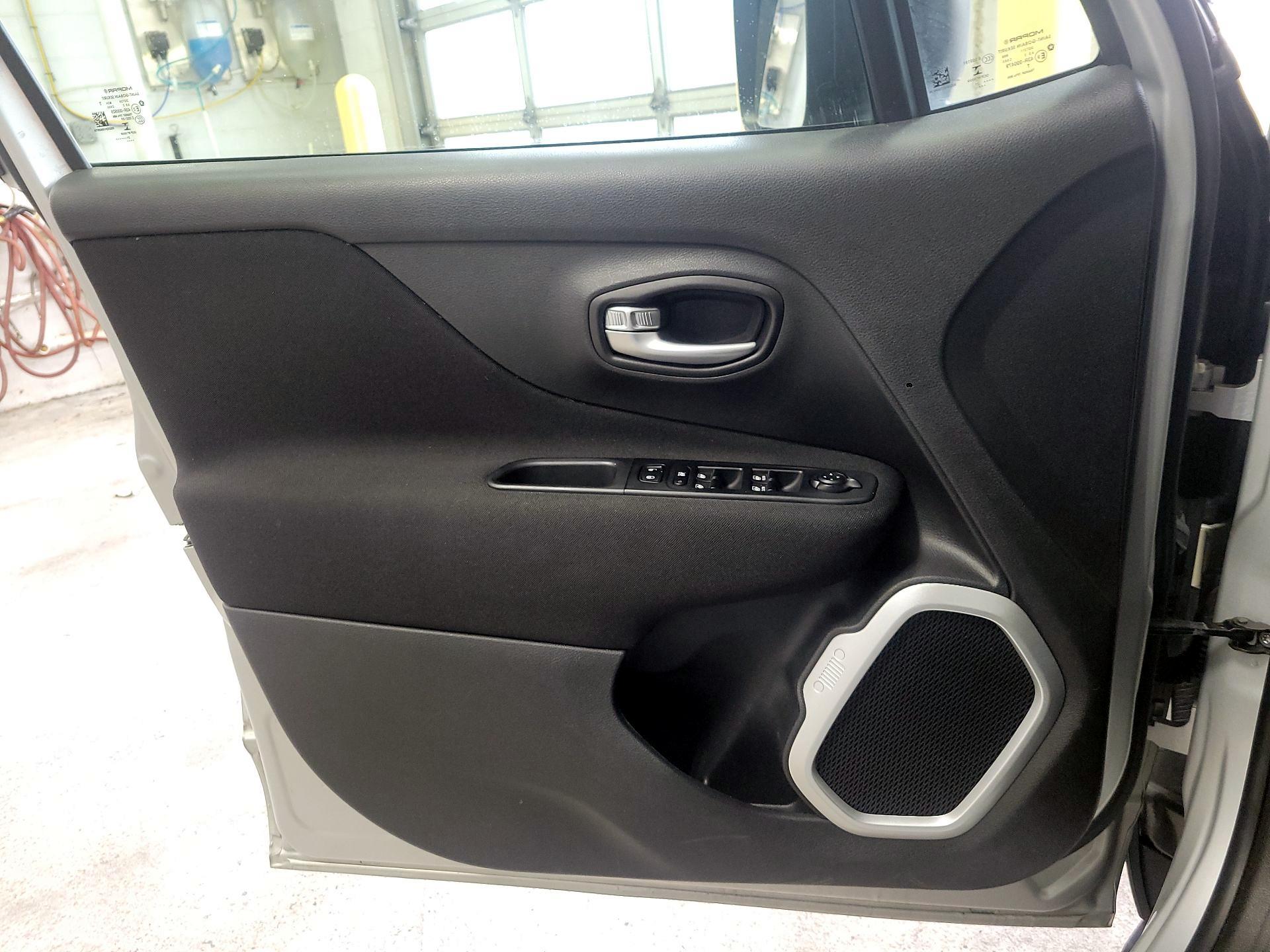 Thumbnail: 2021 Jeep Renegade - 10