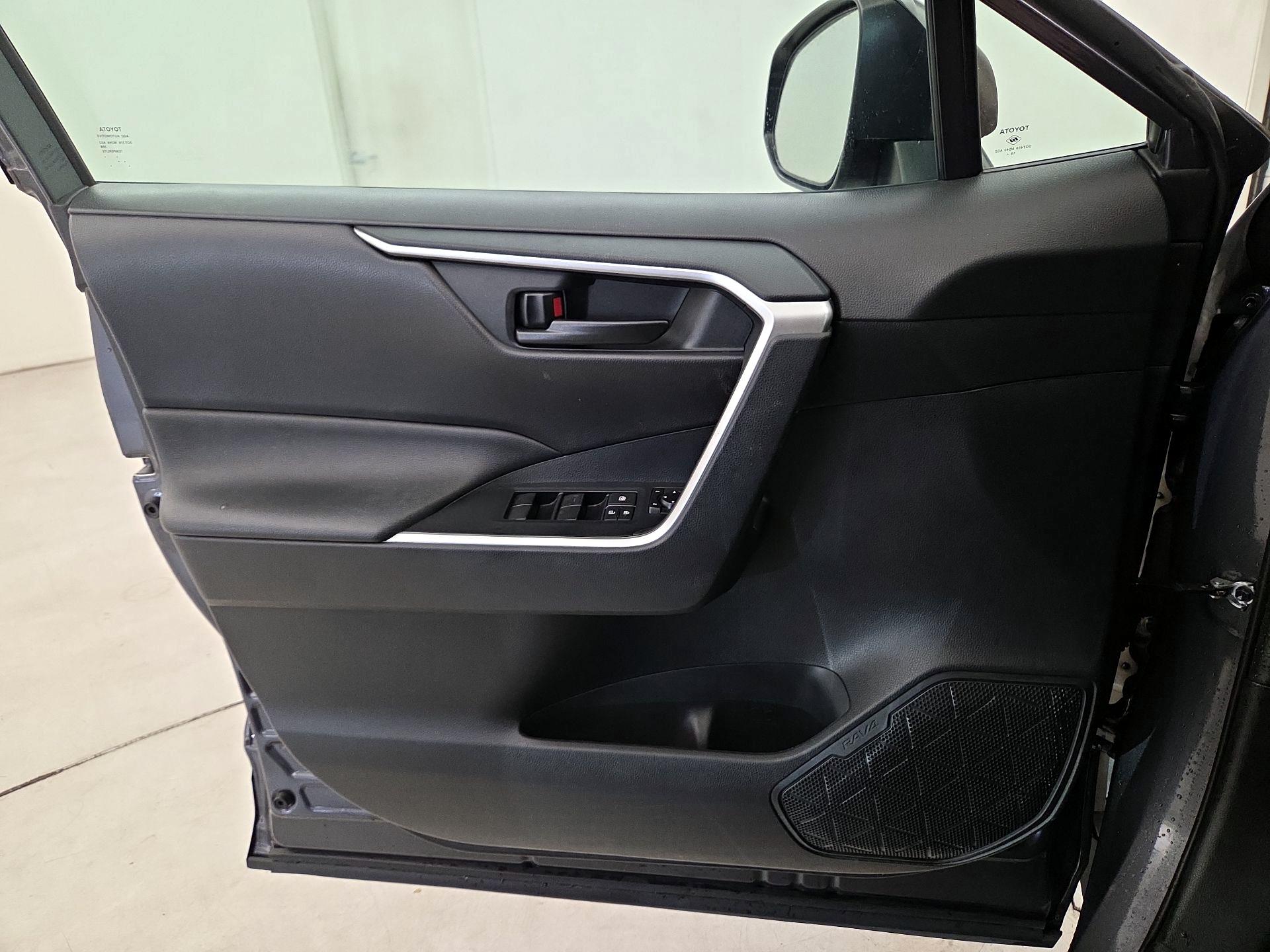 Thumbnail: 2020 Toyota RAV4 - 12