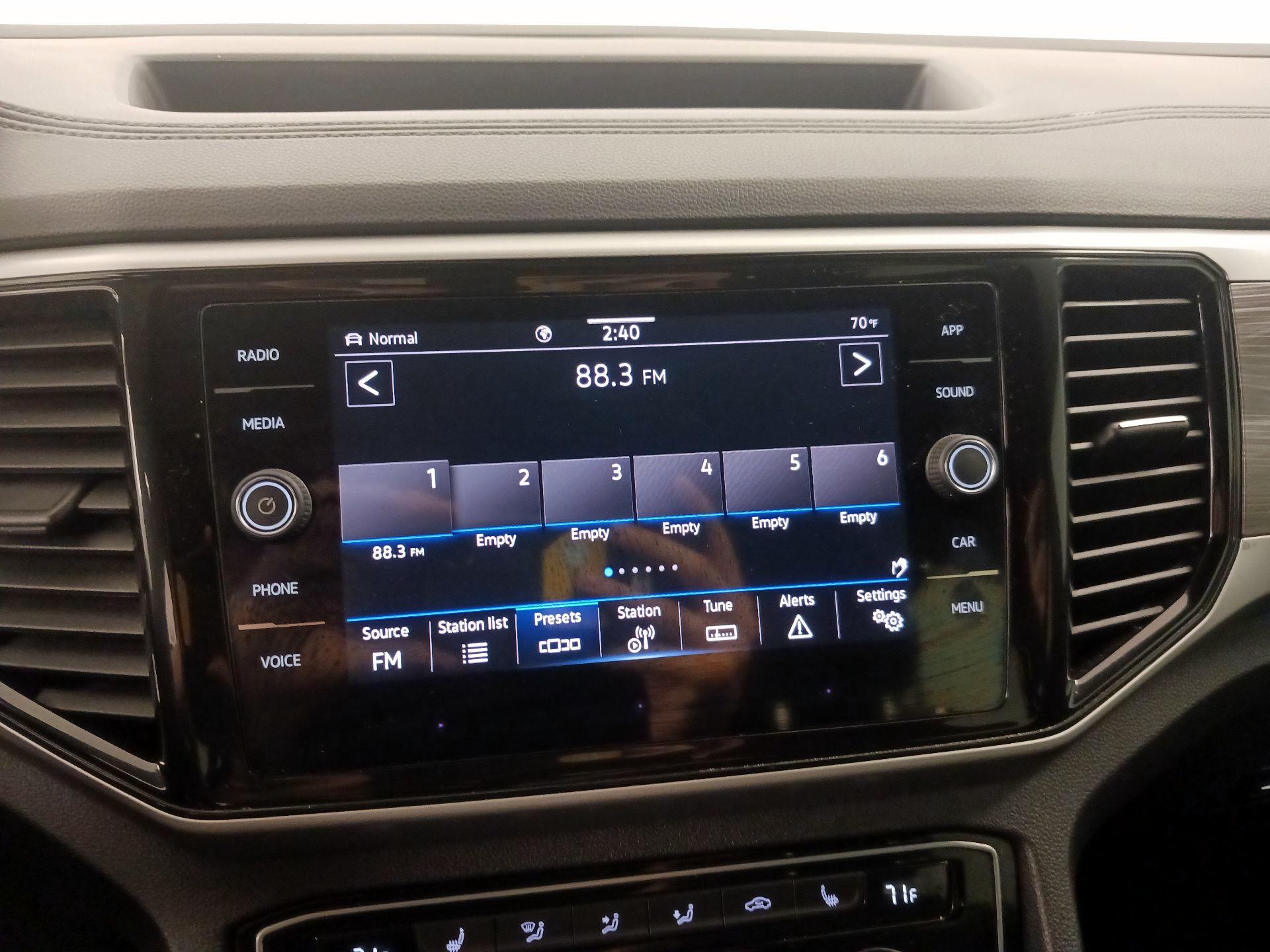 Thumbnail: 2022 Volkswagen Atlas - 16