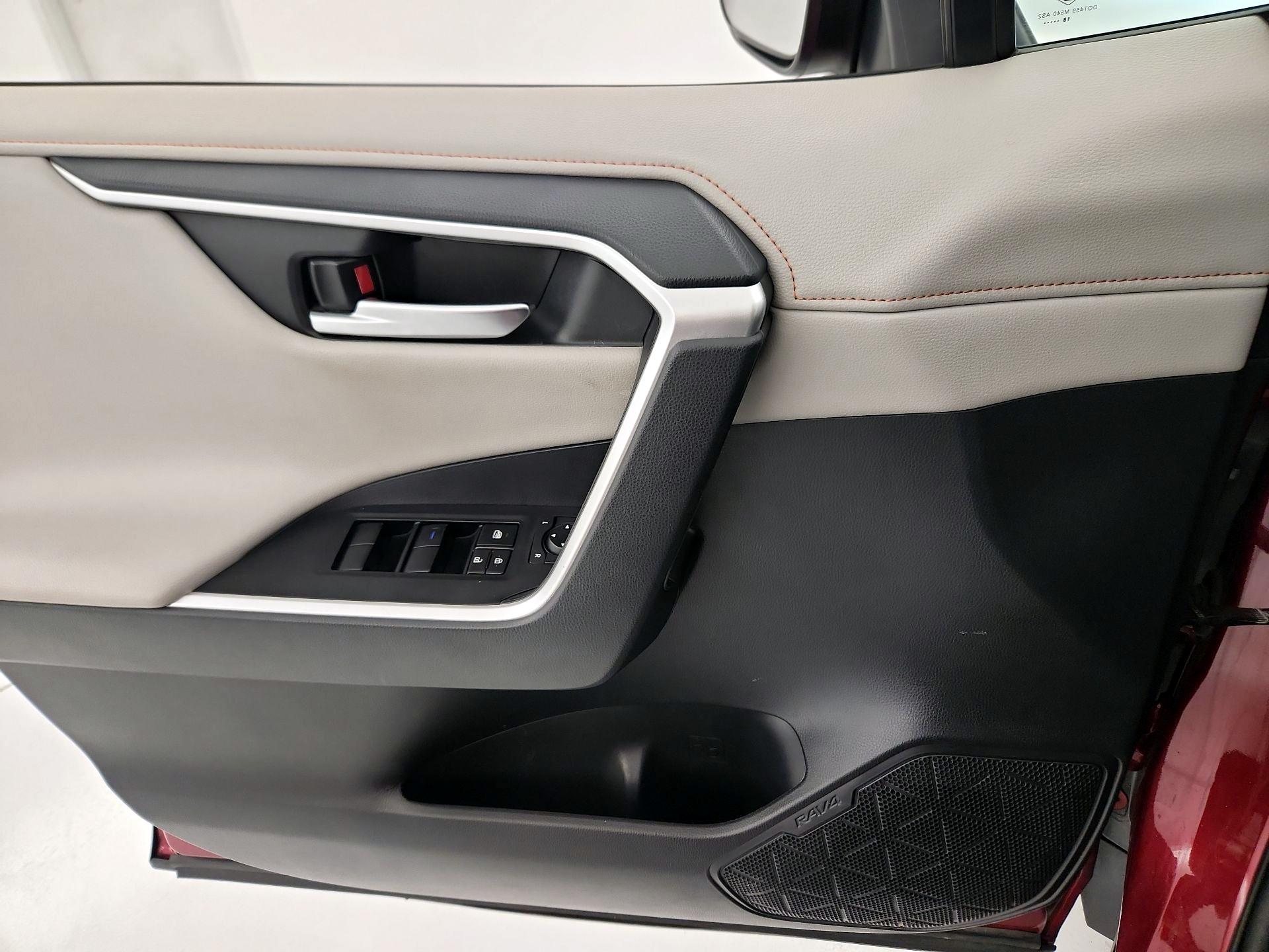 Thumbnail: 2019 Toyota RAV4 - 12