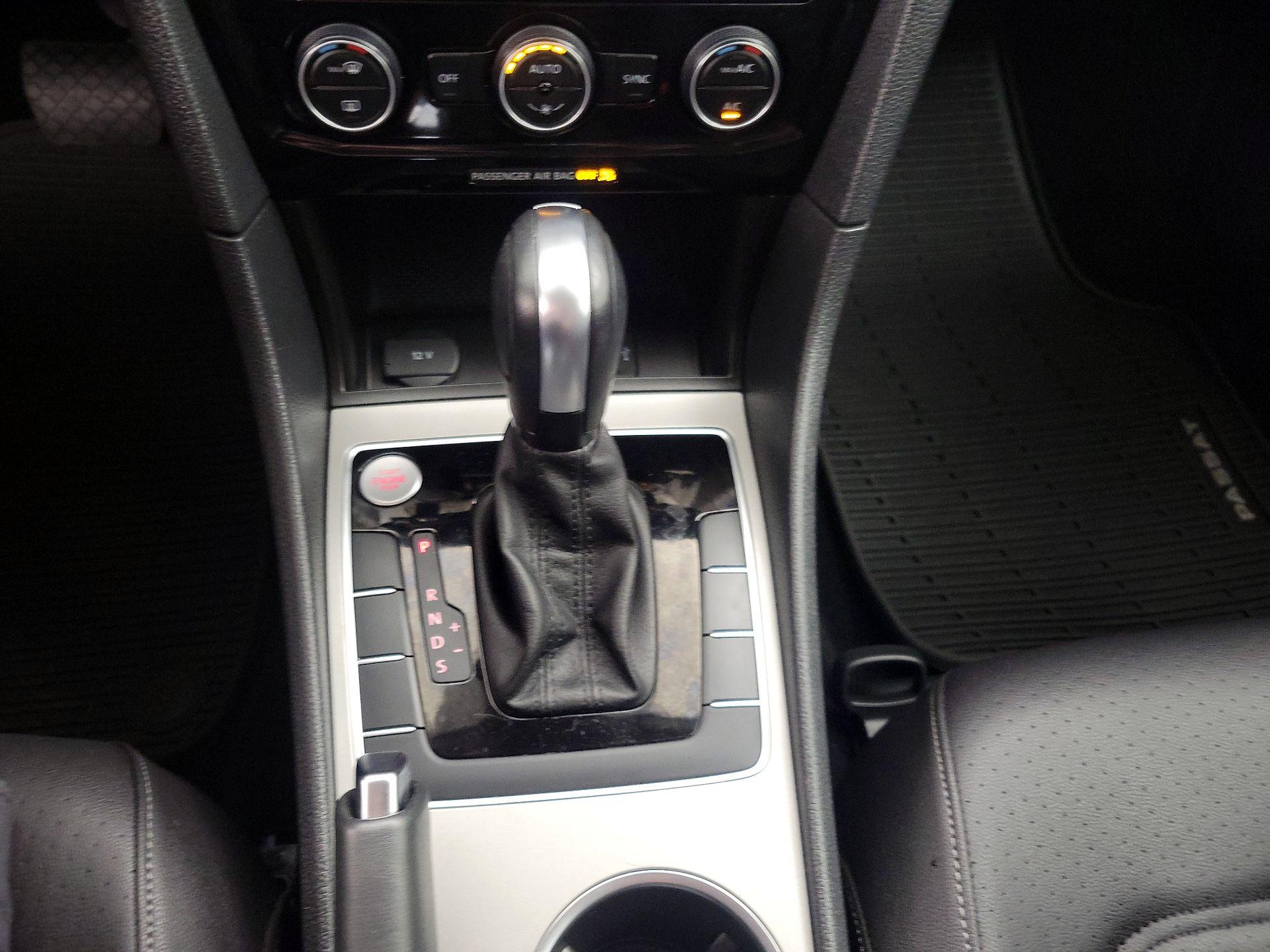 Thumbnail: 2022 Volkswagen Passat - 17