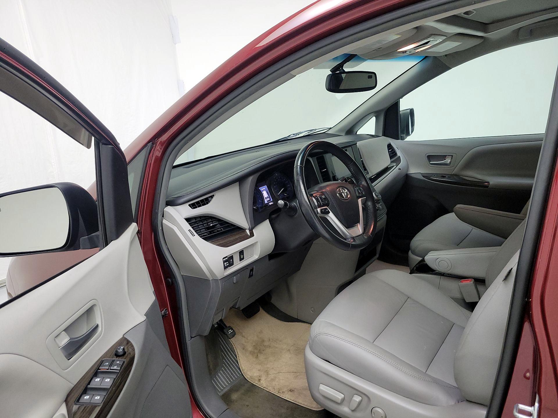 Thumbnail: 2017 Toyota Sienna - 9