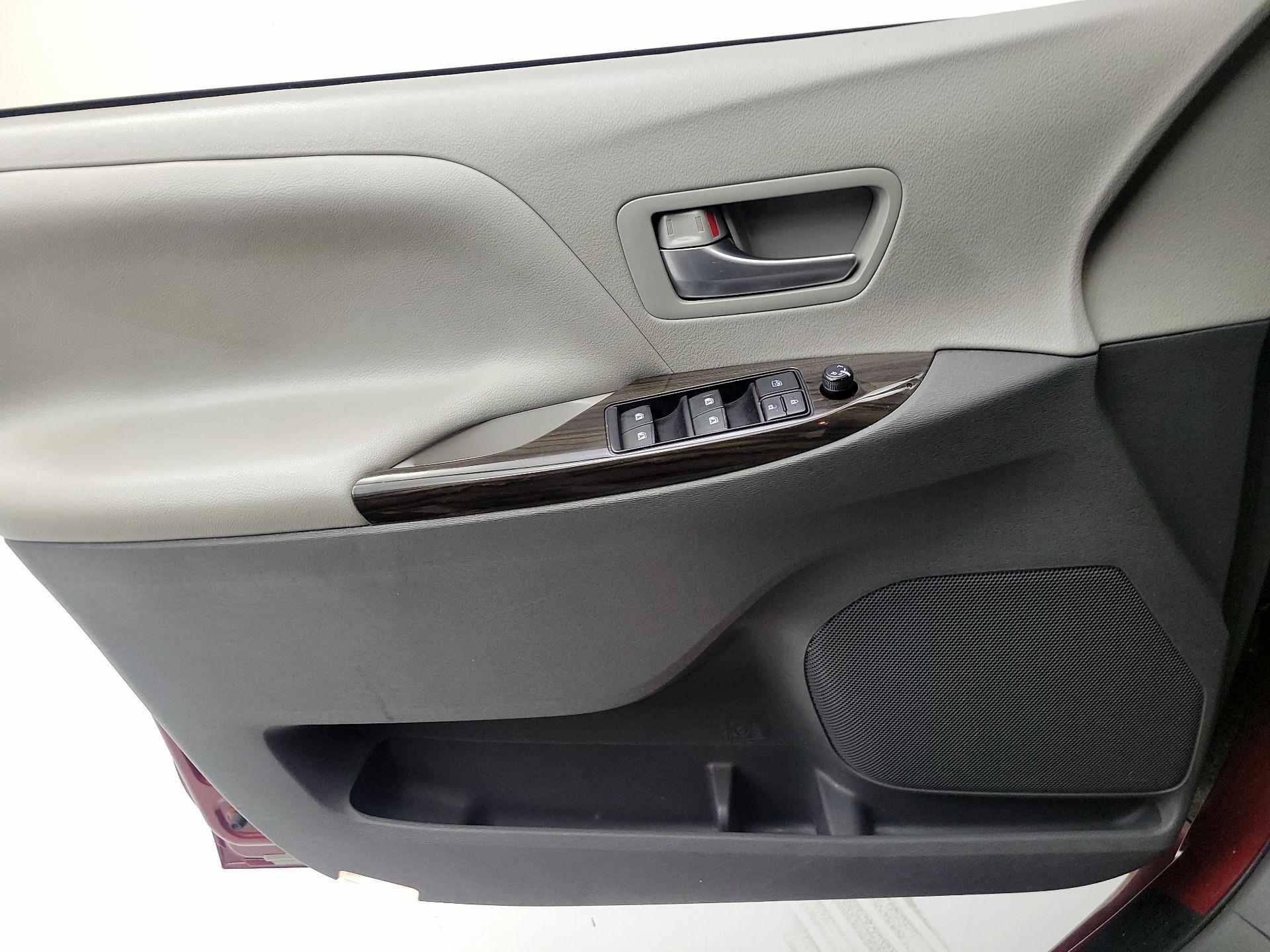 Thumbnail: 2017 Toyota Sienna - 10