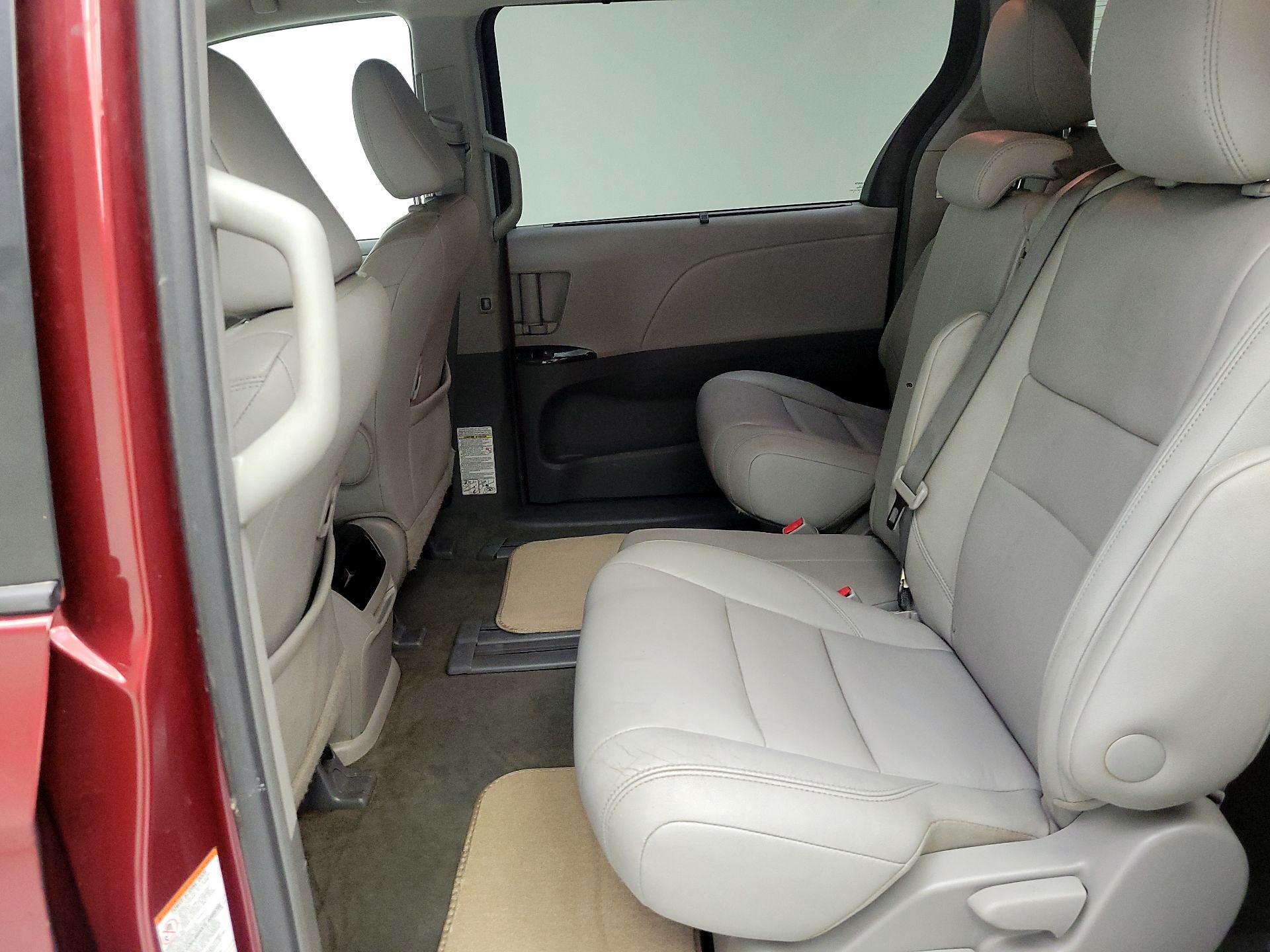 Thumbnail: 2017 Toyota Sienna - 17