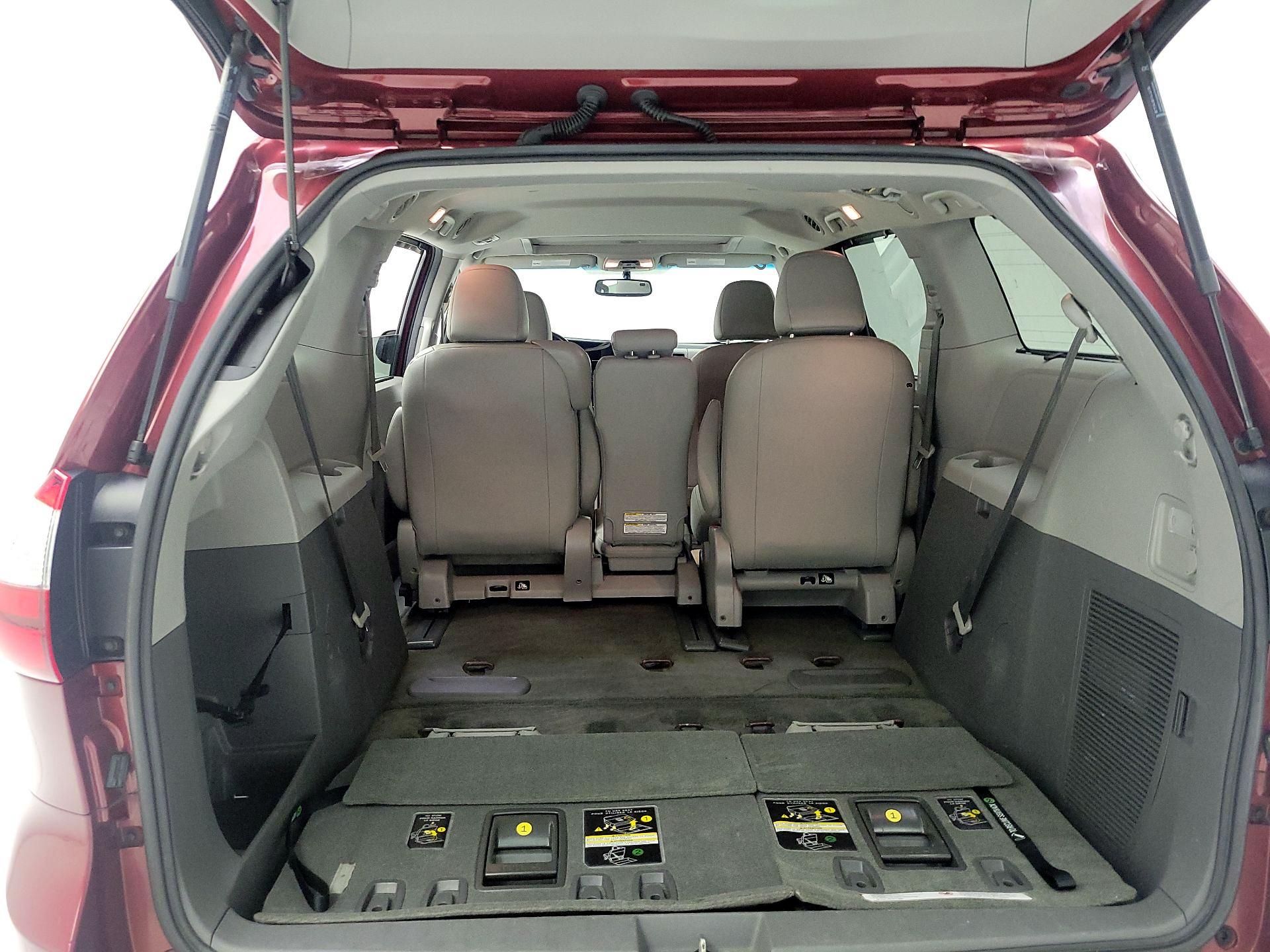 Thumbnail: 2017 Toyota Sienna - 18