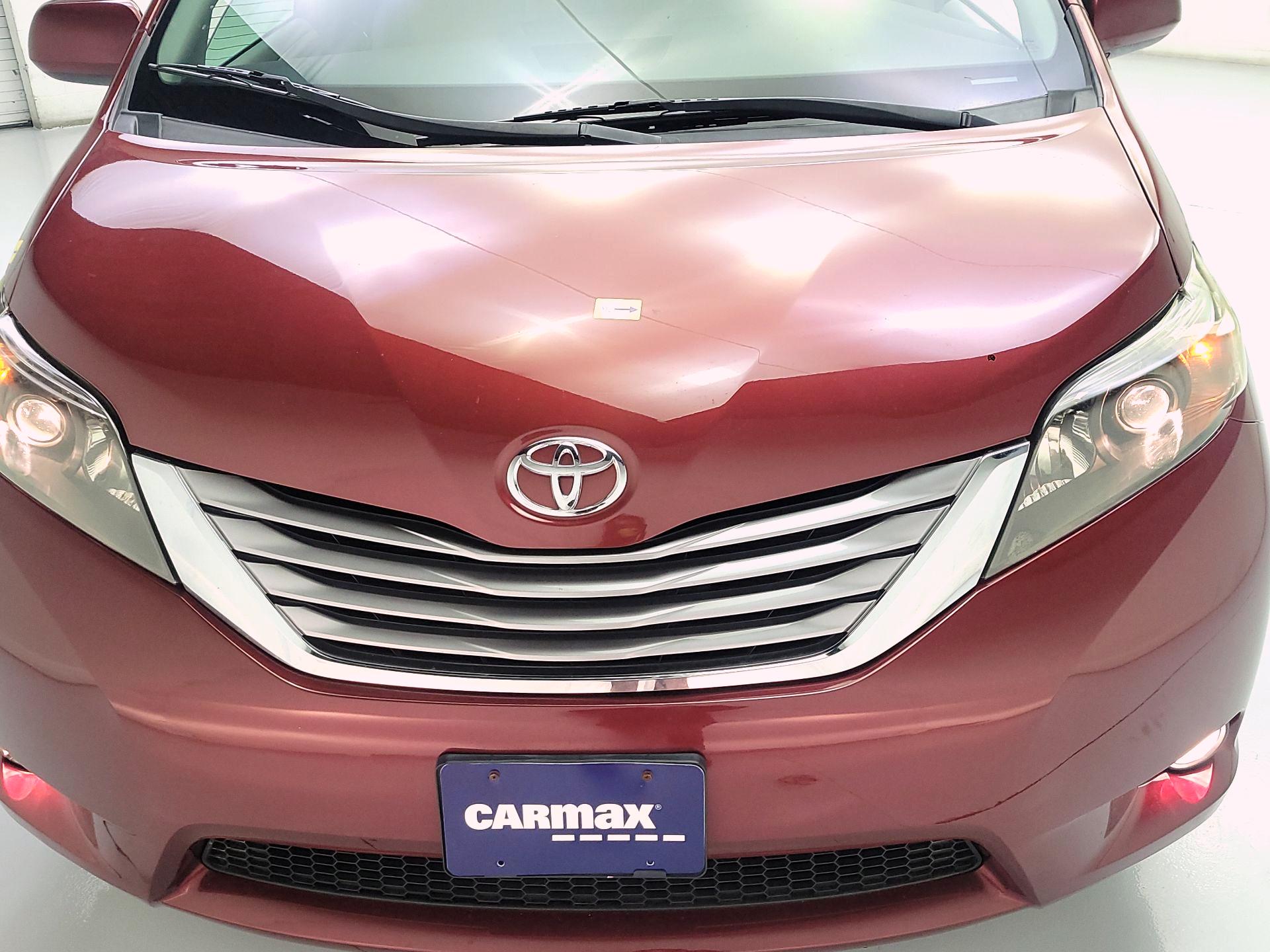 Thumbnail: 2017 Toyota Sienna - 2