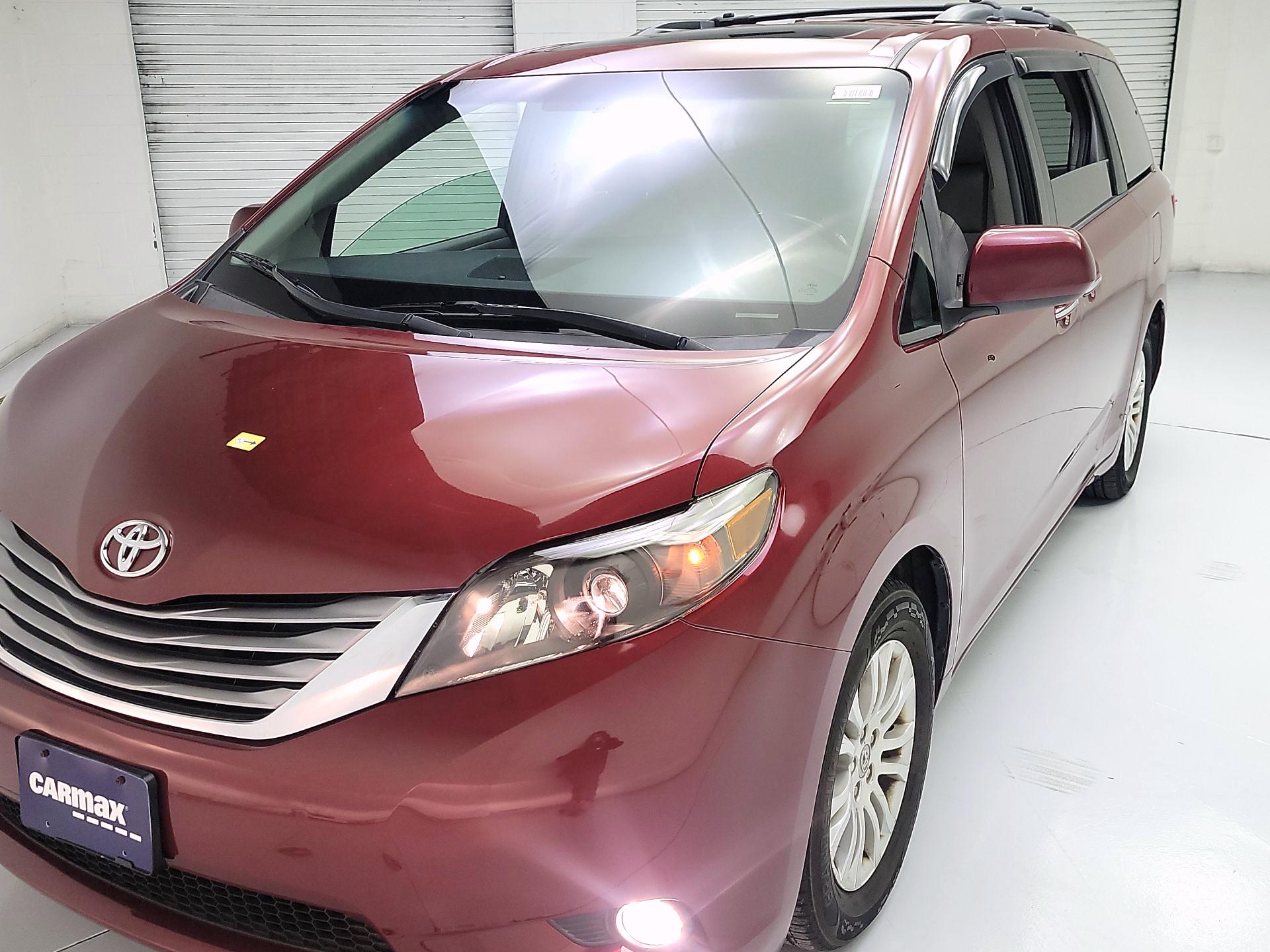 Thumbnail: 2017 Toyota Sienna - 3