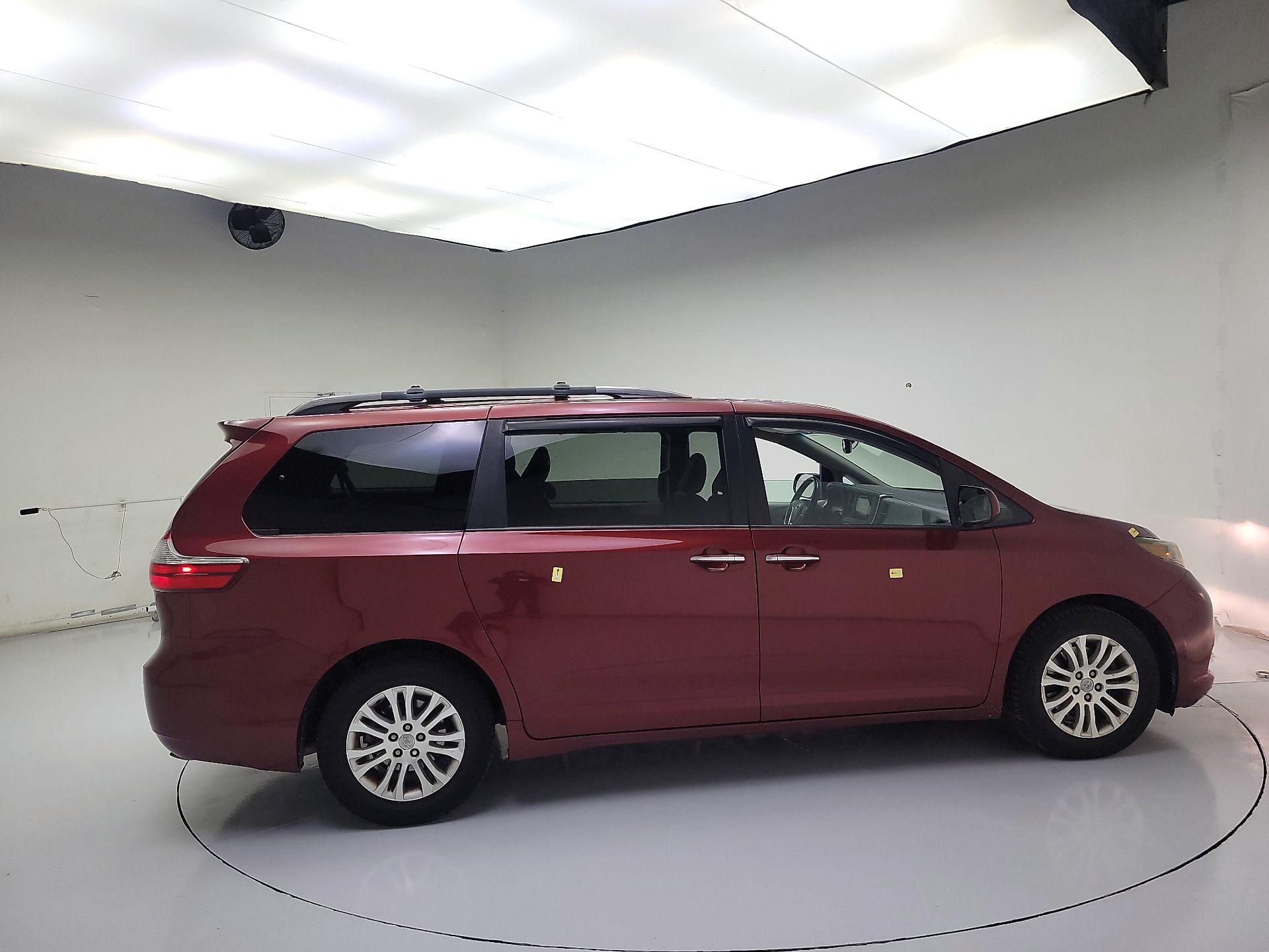 Thumbnail: 2017 Toyota Sienna - 4