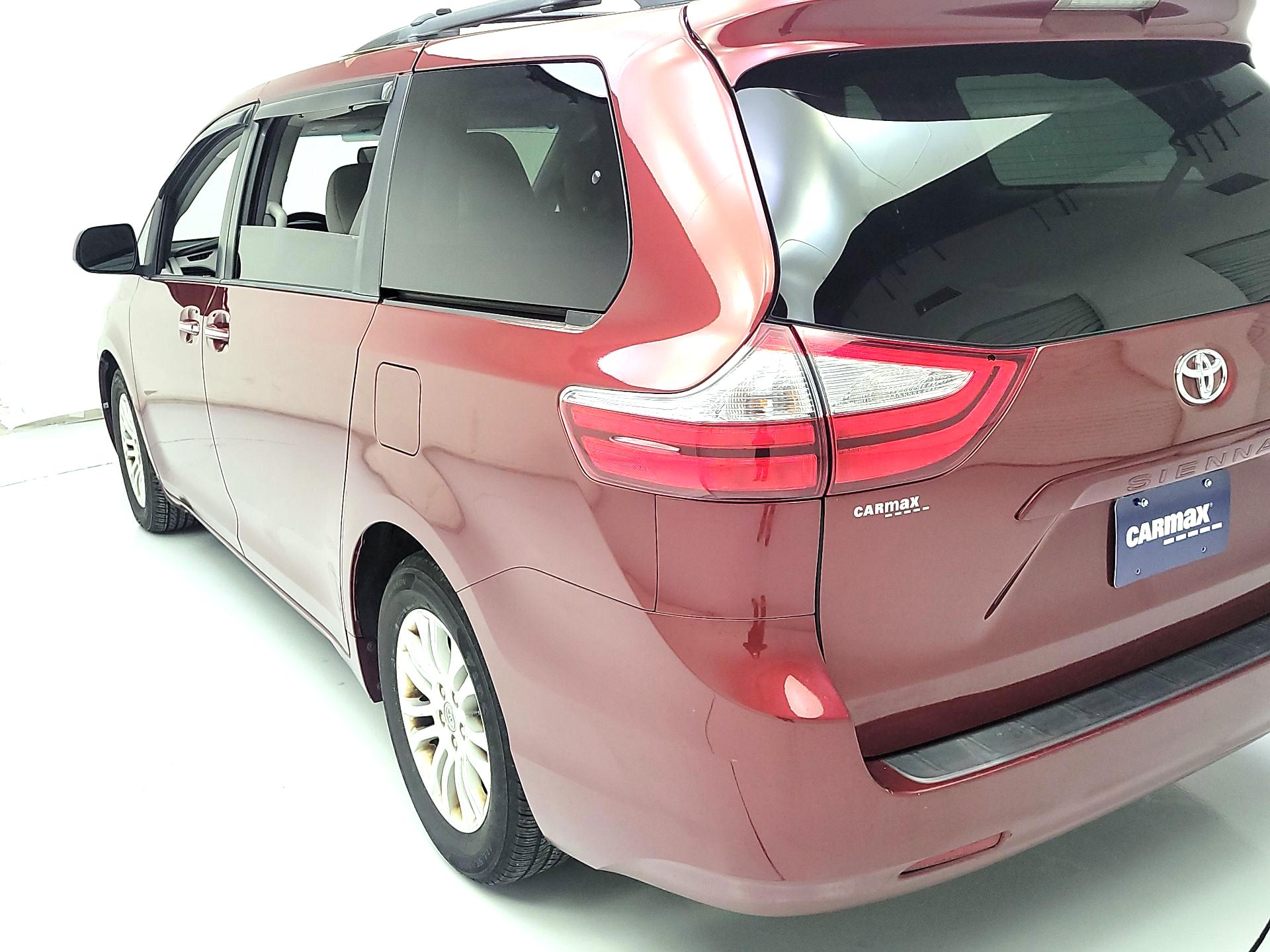 Thumbnail: 2017 Toyota Sienna - 7