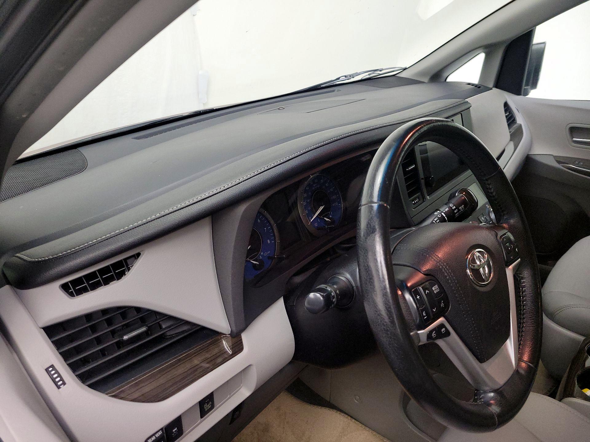Thumbnail: 2017 Toyota Sienna - 8
