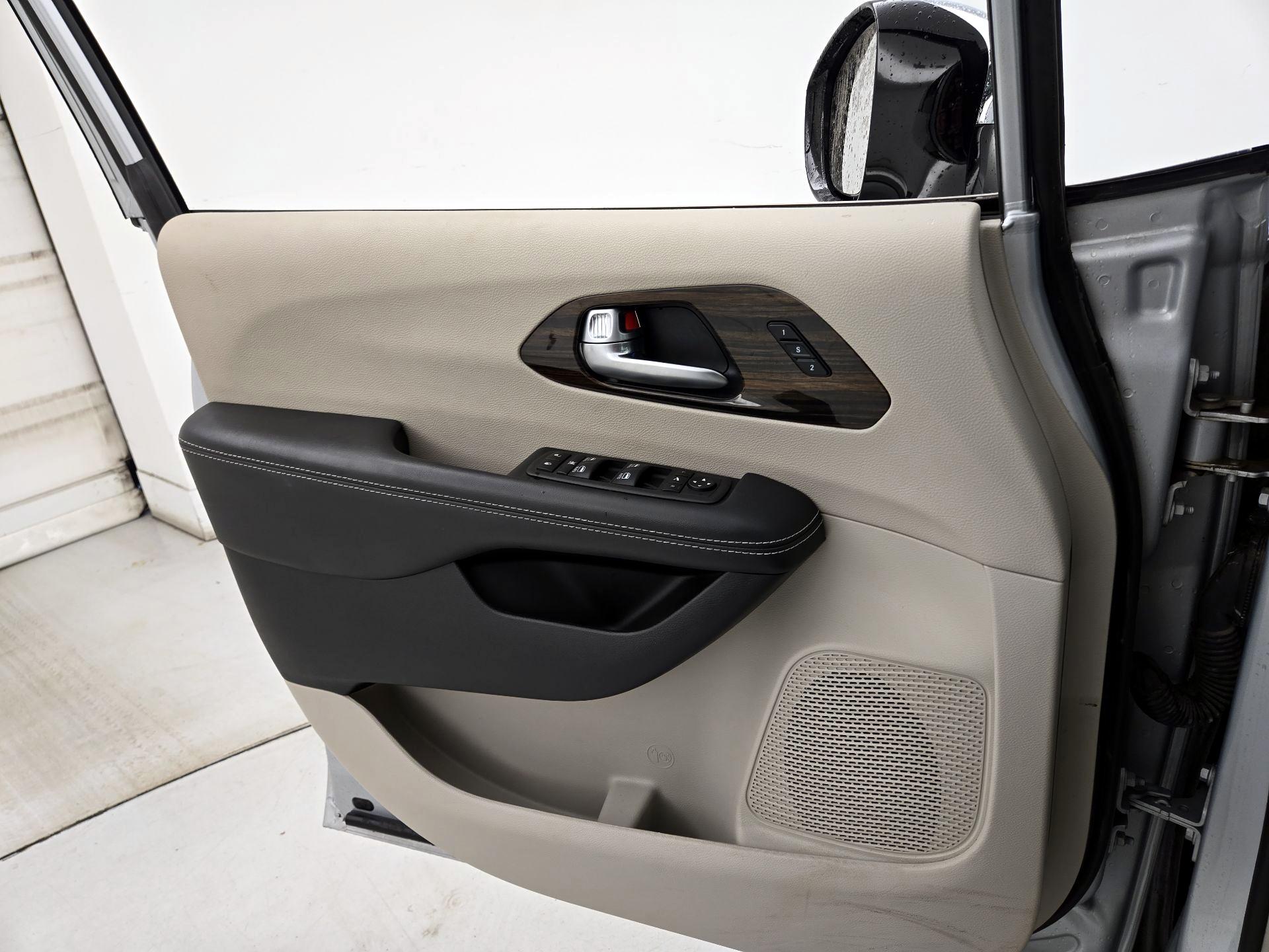 Thumbnail: 2023 Chrysler Pacifica - 12