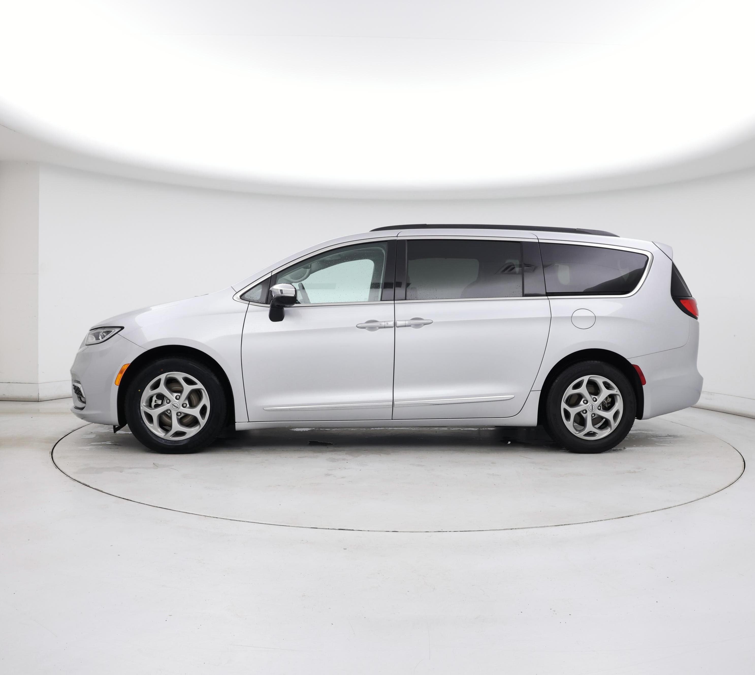 Thumbnail: 2023 Chrysler Pacifica - 3