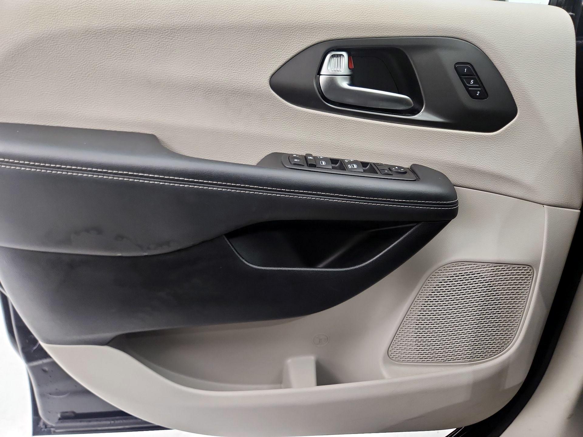 Thumbnail: 2023 Chrysler Pacifica - 12