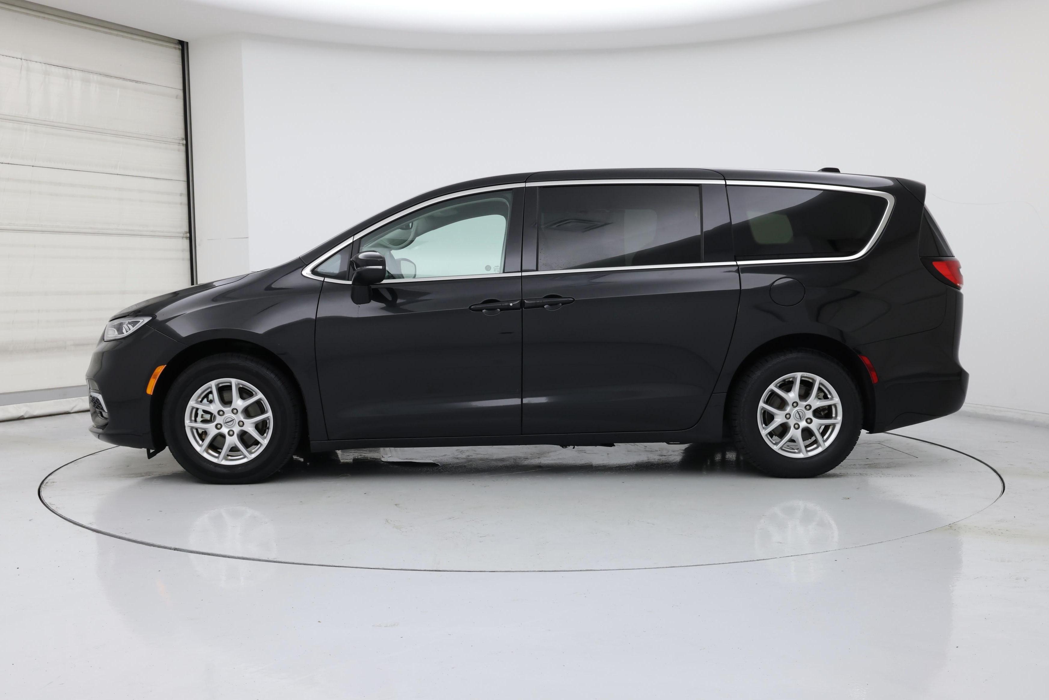 Thumbnail: 2023 Chrysler Pacifica - 3