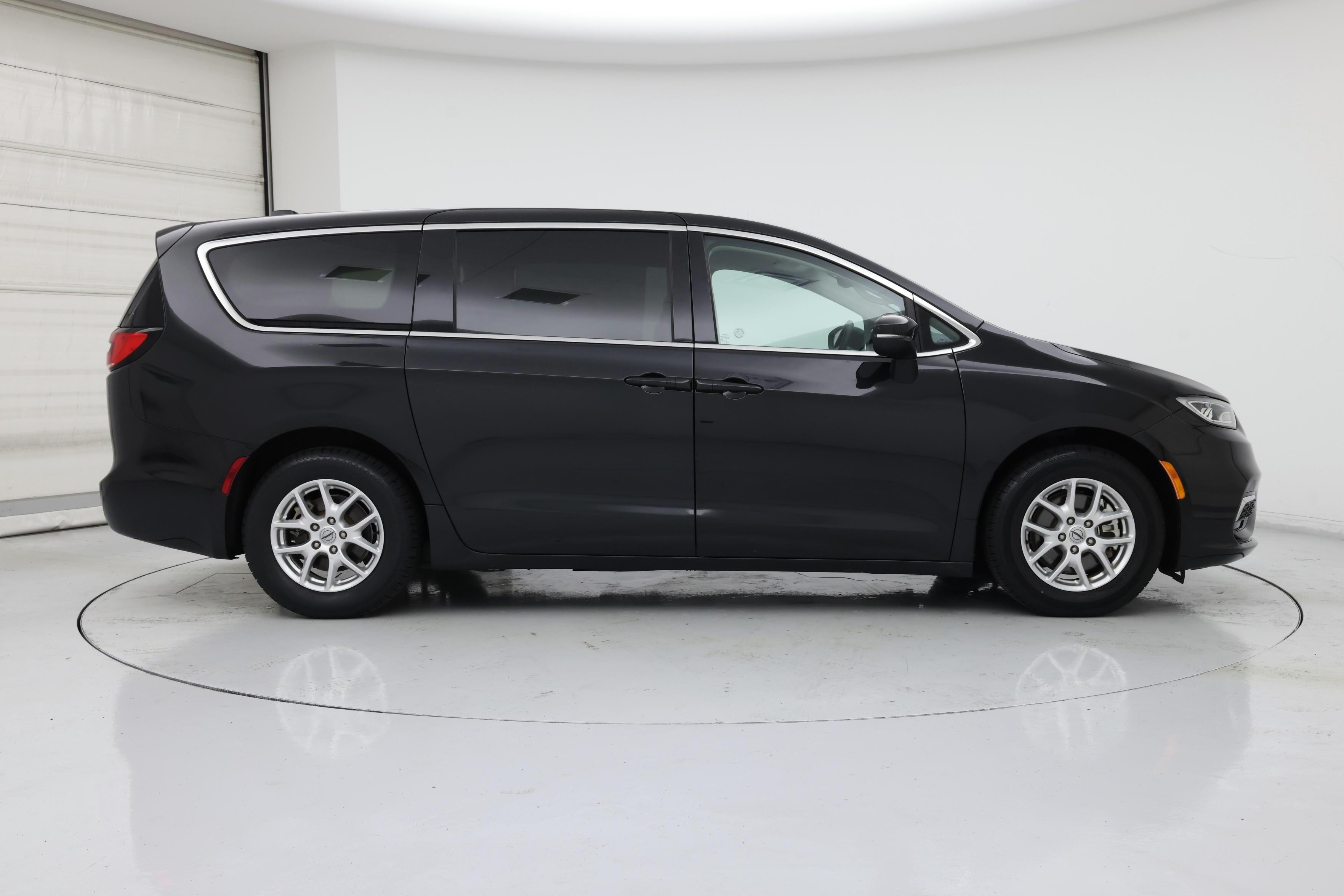 Thumbnail: 2023 Chrysler Pacifica - 7