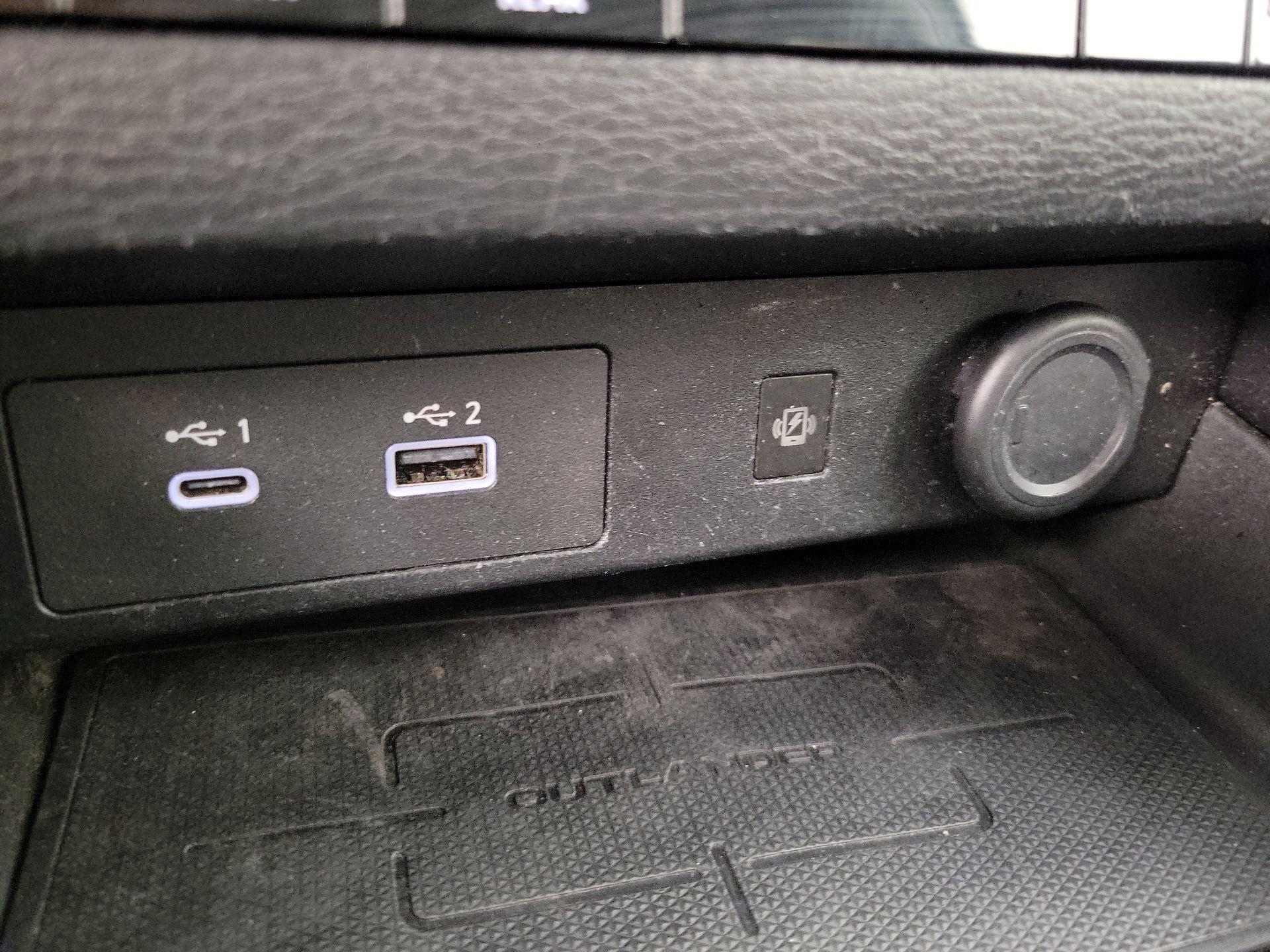 Thumbnail: 2022 Mitsubishi Outlander - 19