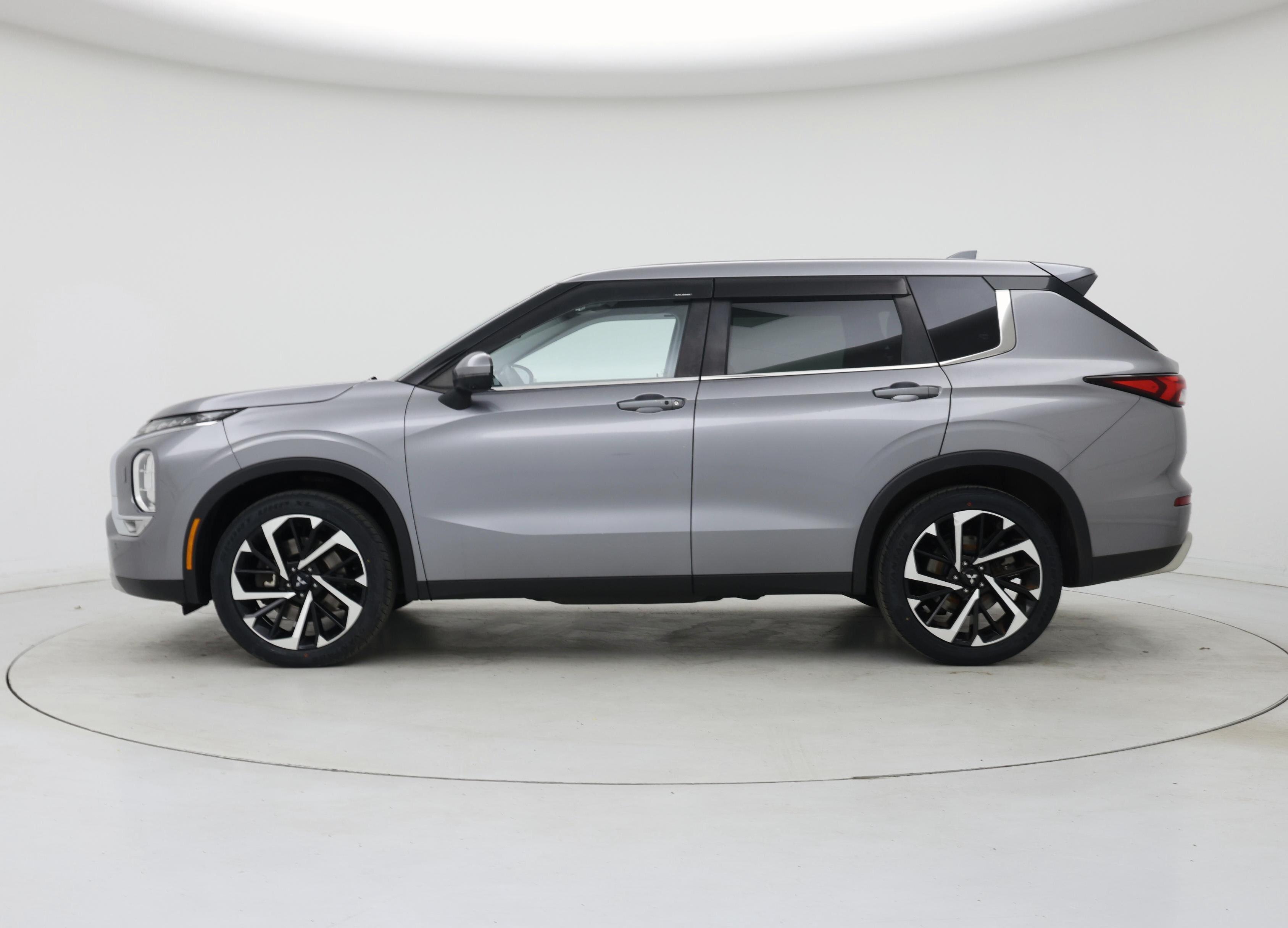 Thumbnail: 2022 Mitsubishi Outlander - 3