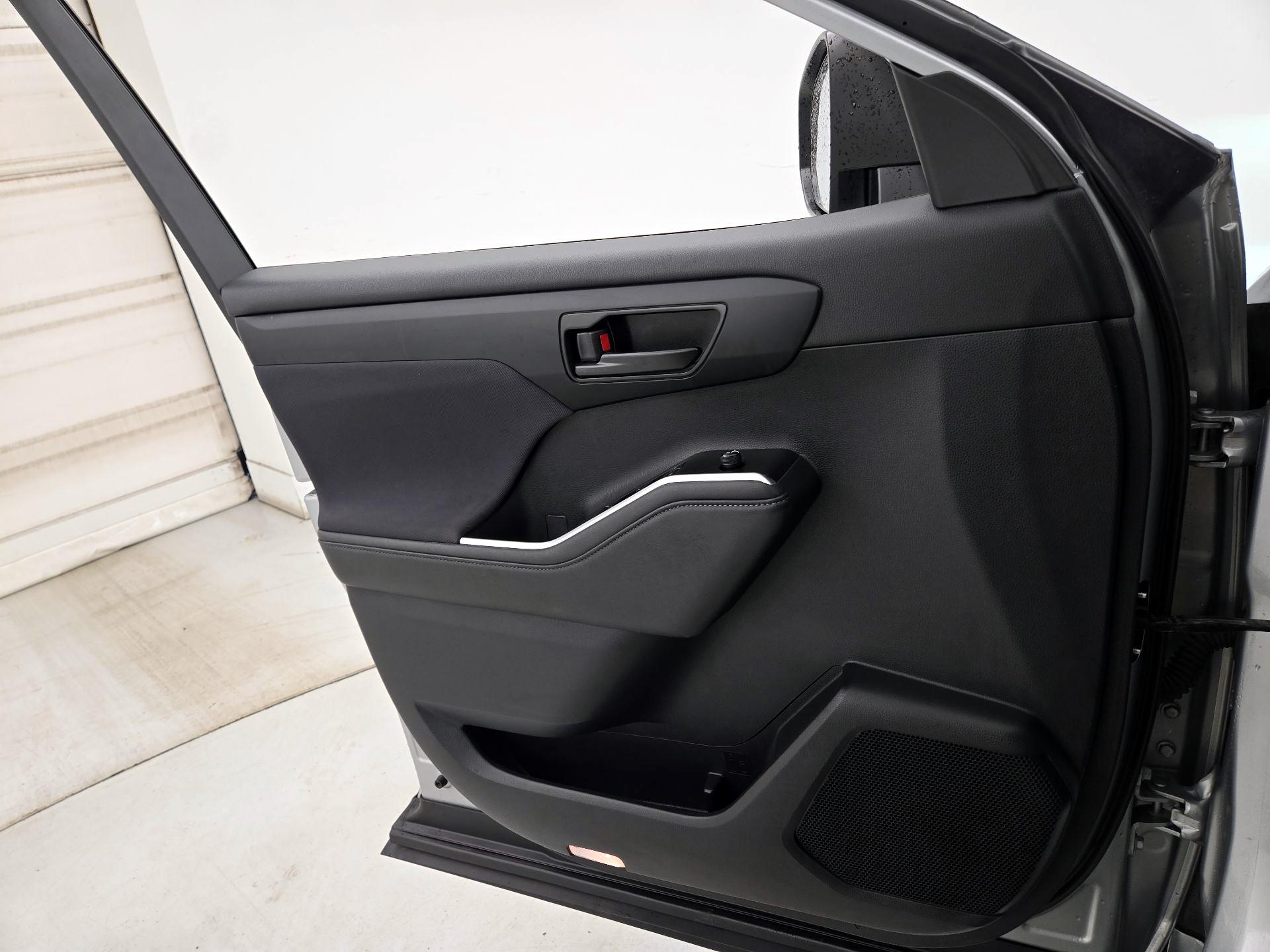 Thumbnail: 2023 Toyota Highlander - 12