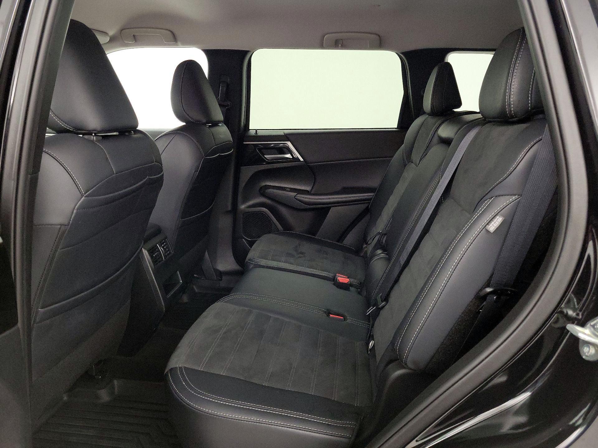 Thumbnail: 2024 Mitsubishi Outlander - 20