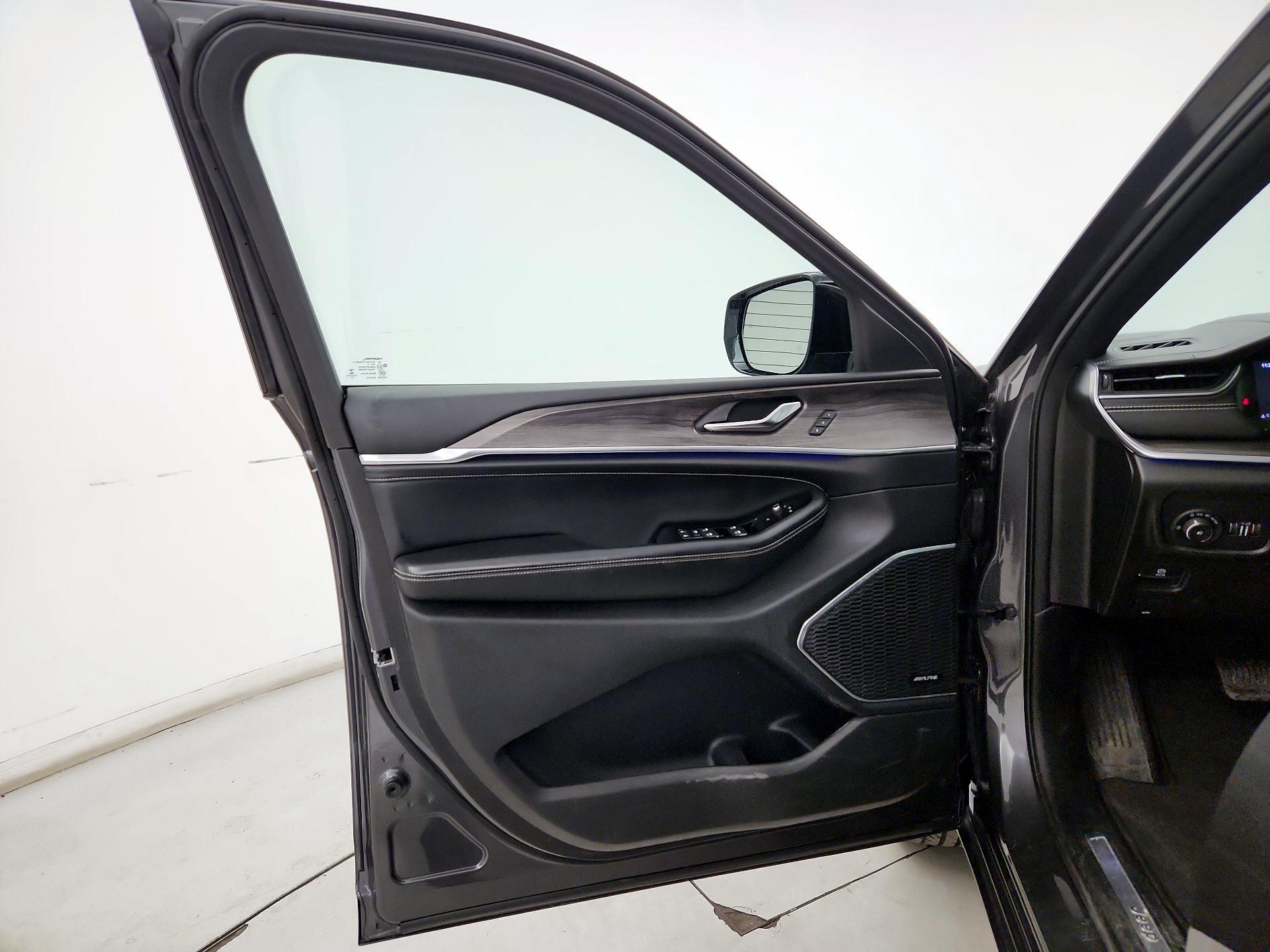 Thumbnail: 2022 Jeep Grand Cherokee - 12