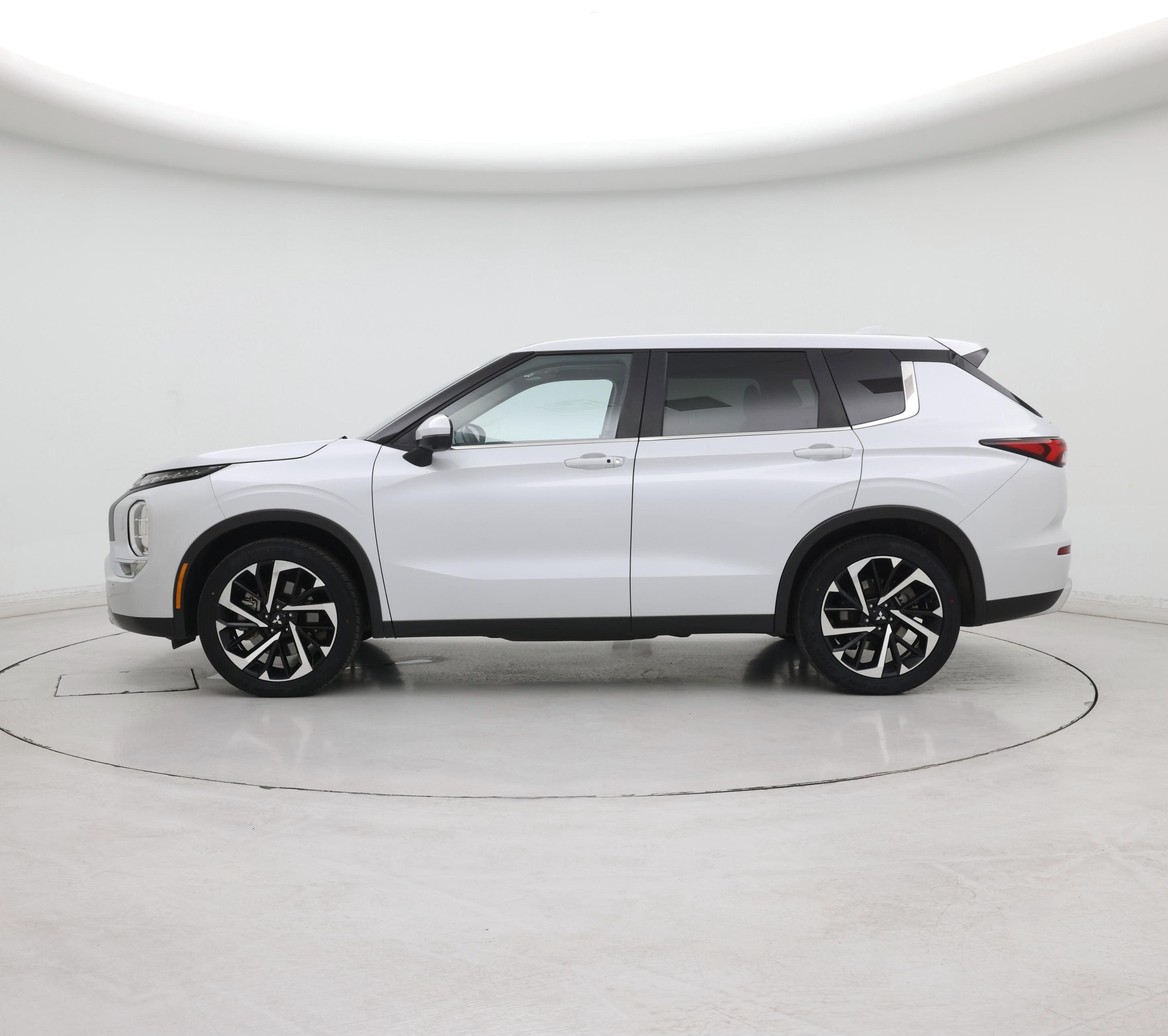 Thumbnail: 2022 Mitsubishi Outlander - 3