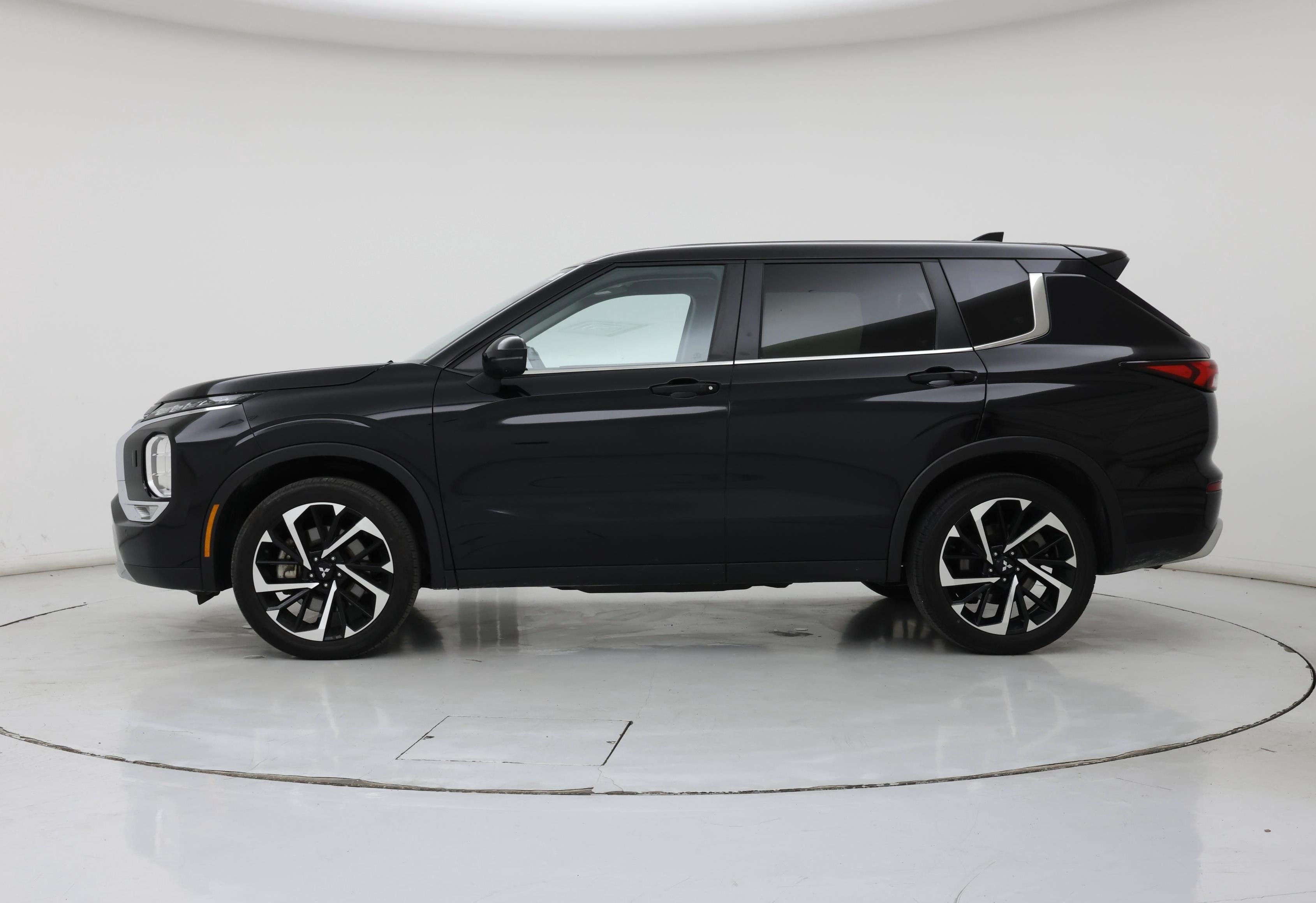 Thumbnail: 2024 Mitsubishi Outlander - 3