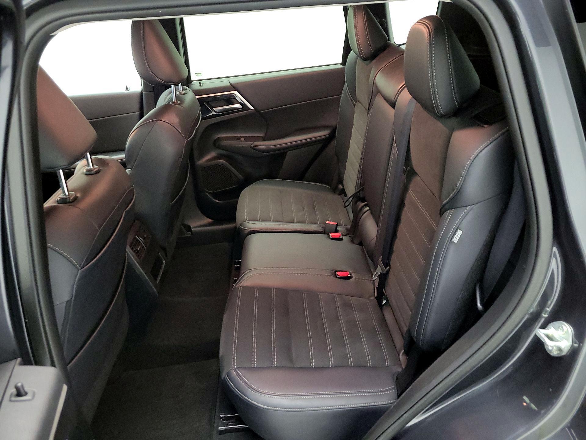 Thumbnail: 2024 Mitsubishi Outlander - 19