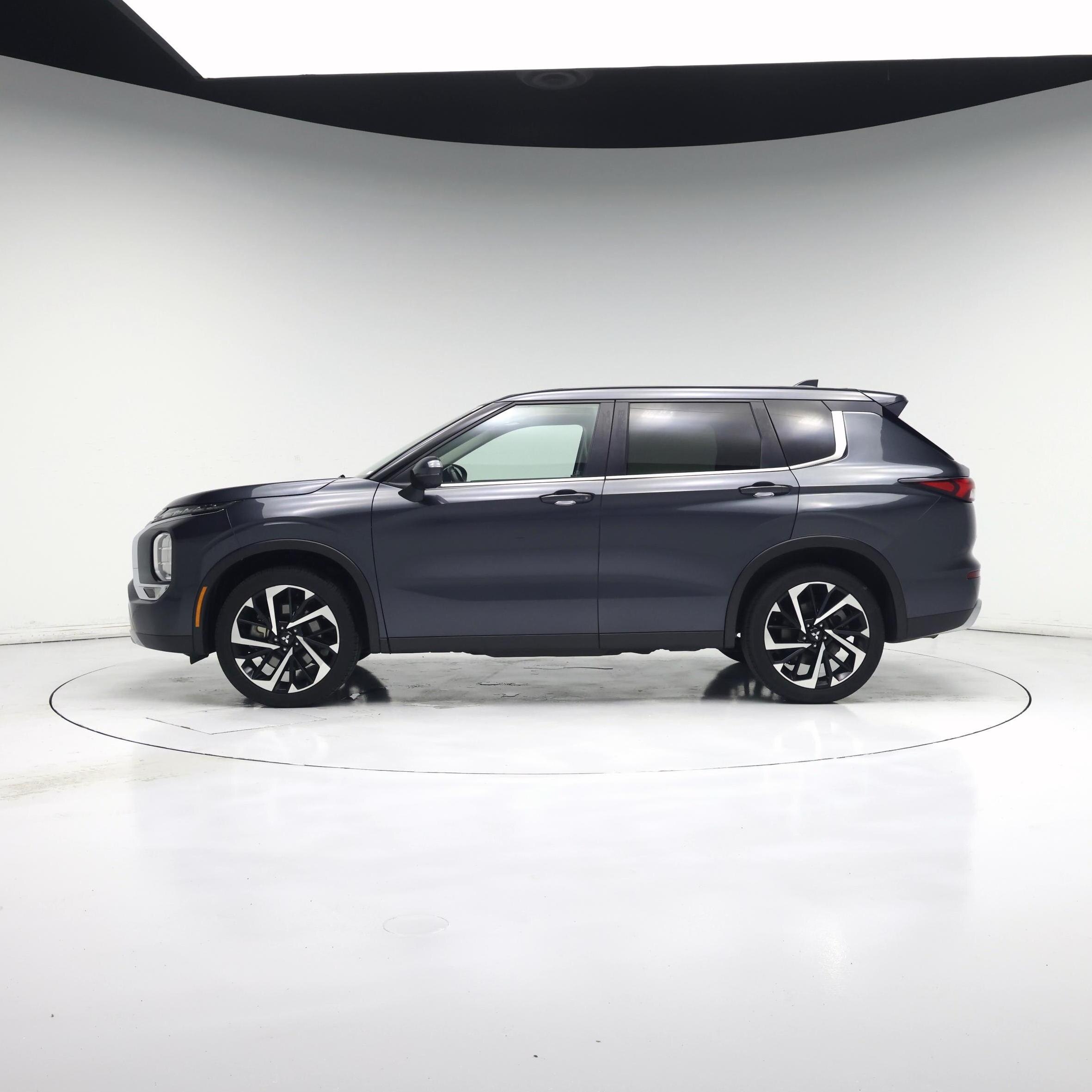 Thumbnail: 2024 Mitsubishi Outlander - 3