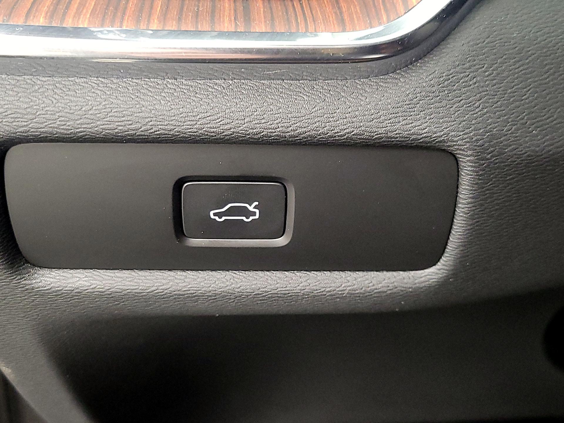 Thumbnail: 2025 Volvo S60 - 13