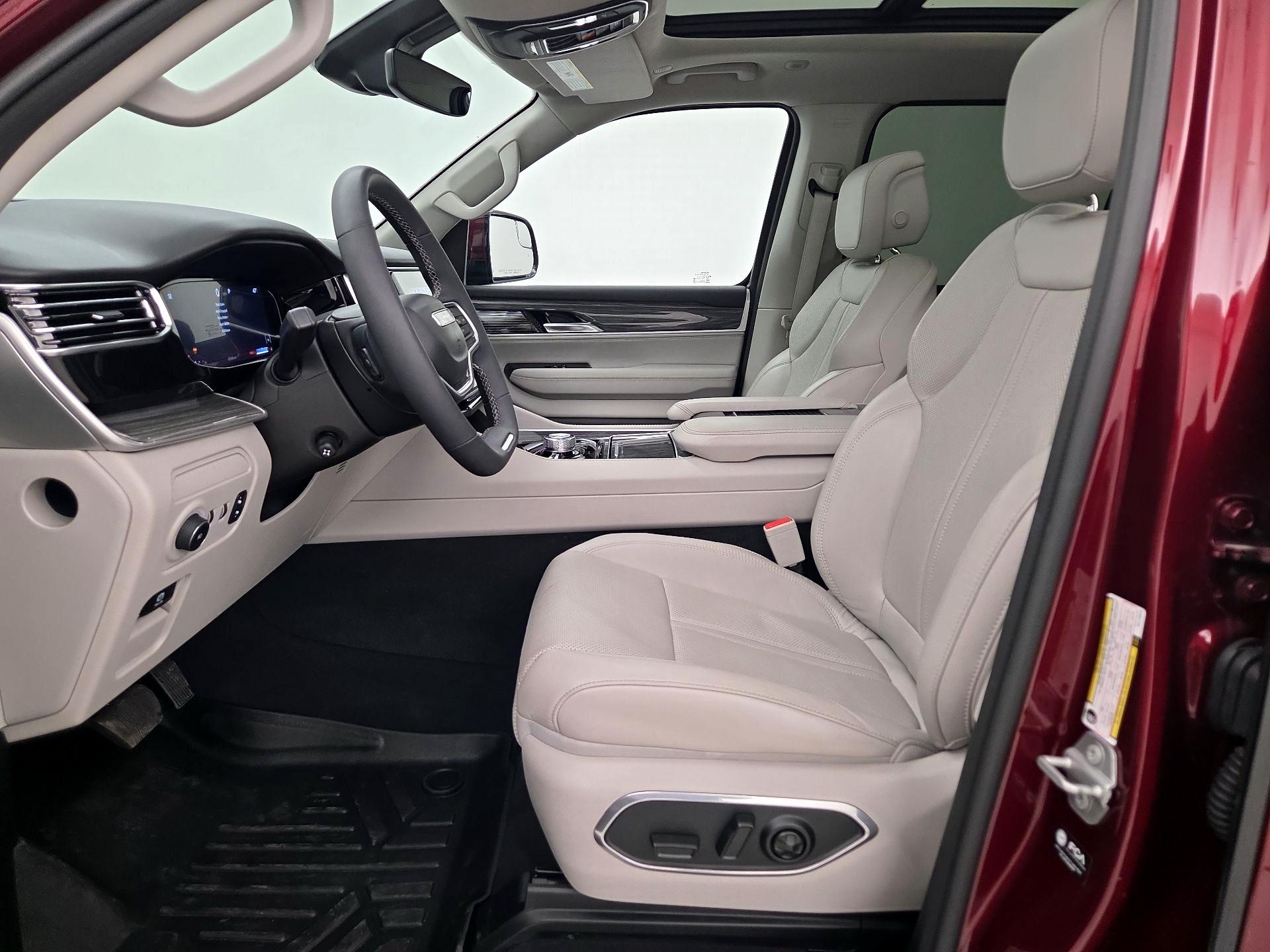 Thumbnail: 2022 Jeep Wagoneer - 11