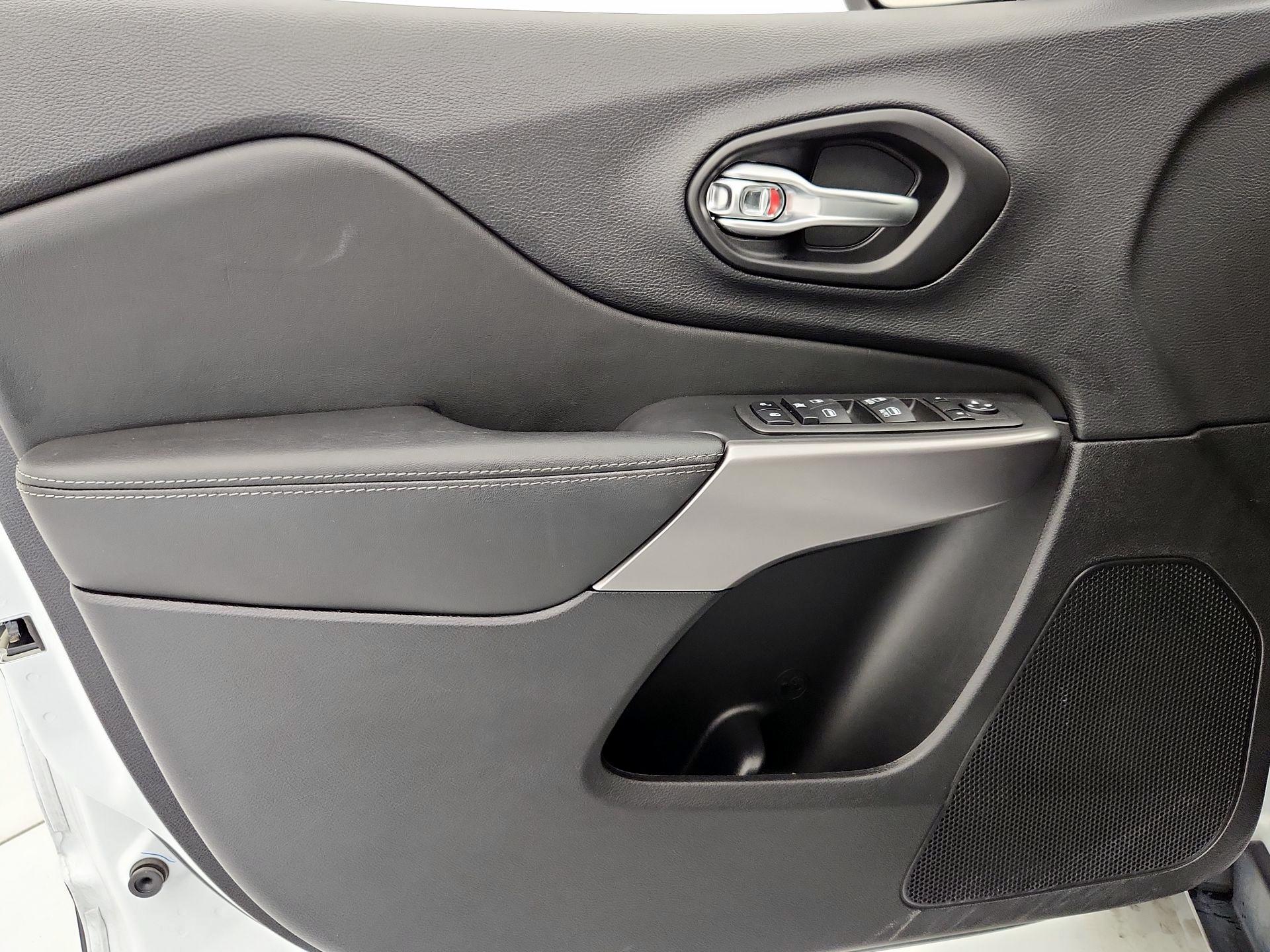 Thumbnail: 2022 Jeep Cherokee - 12