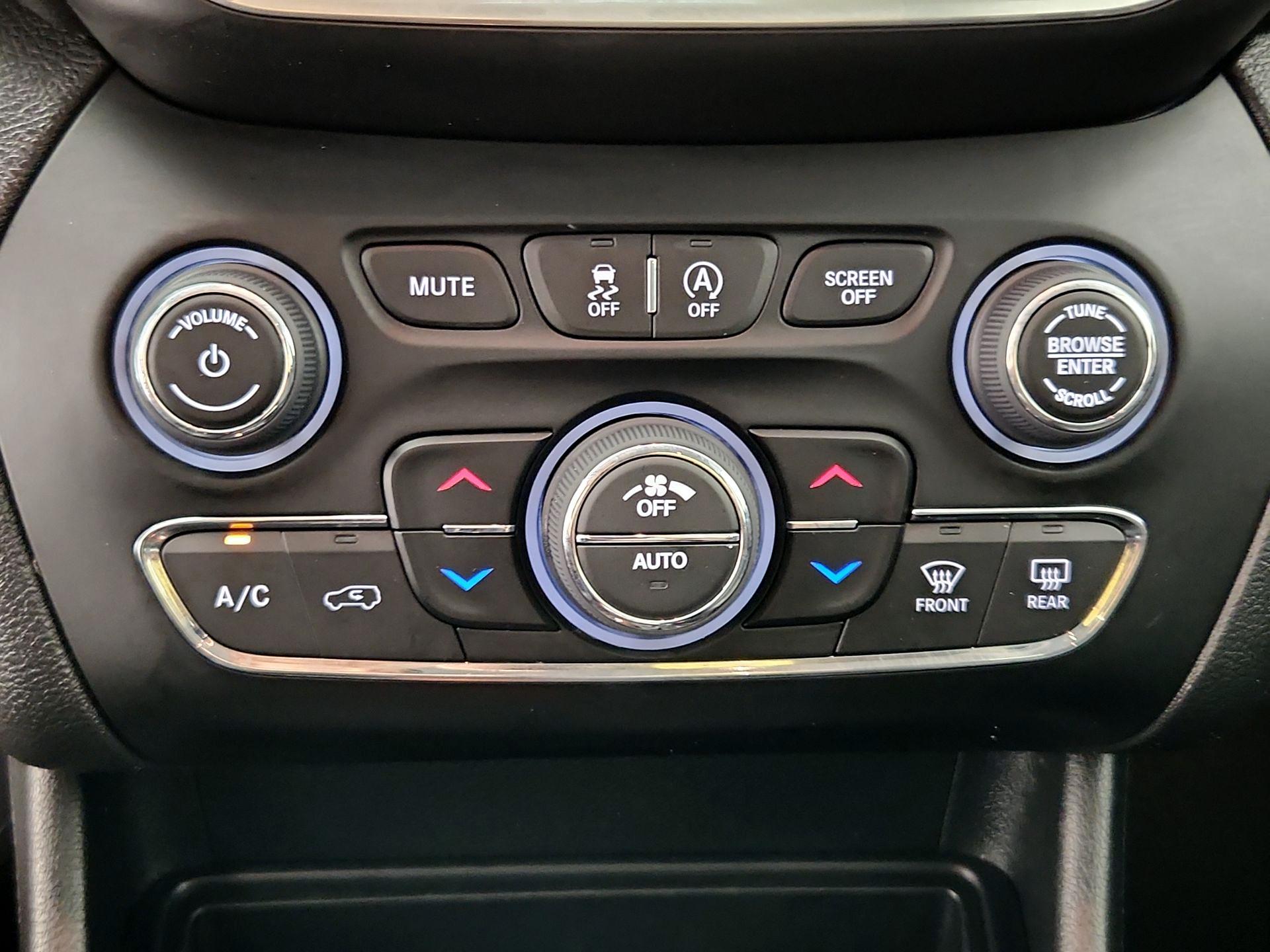 Thumbnail: 2022 Jeep Cherokee - 16