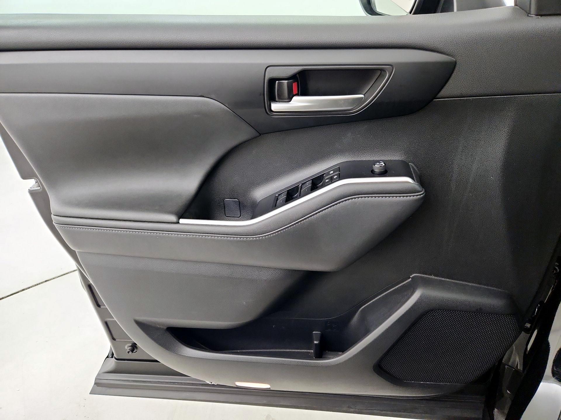 Thumbnail: 2023 Toyota Highlander - 12