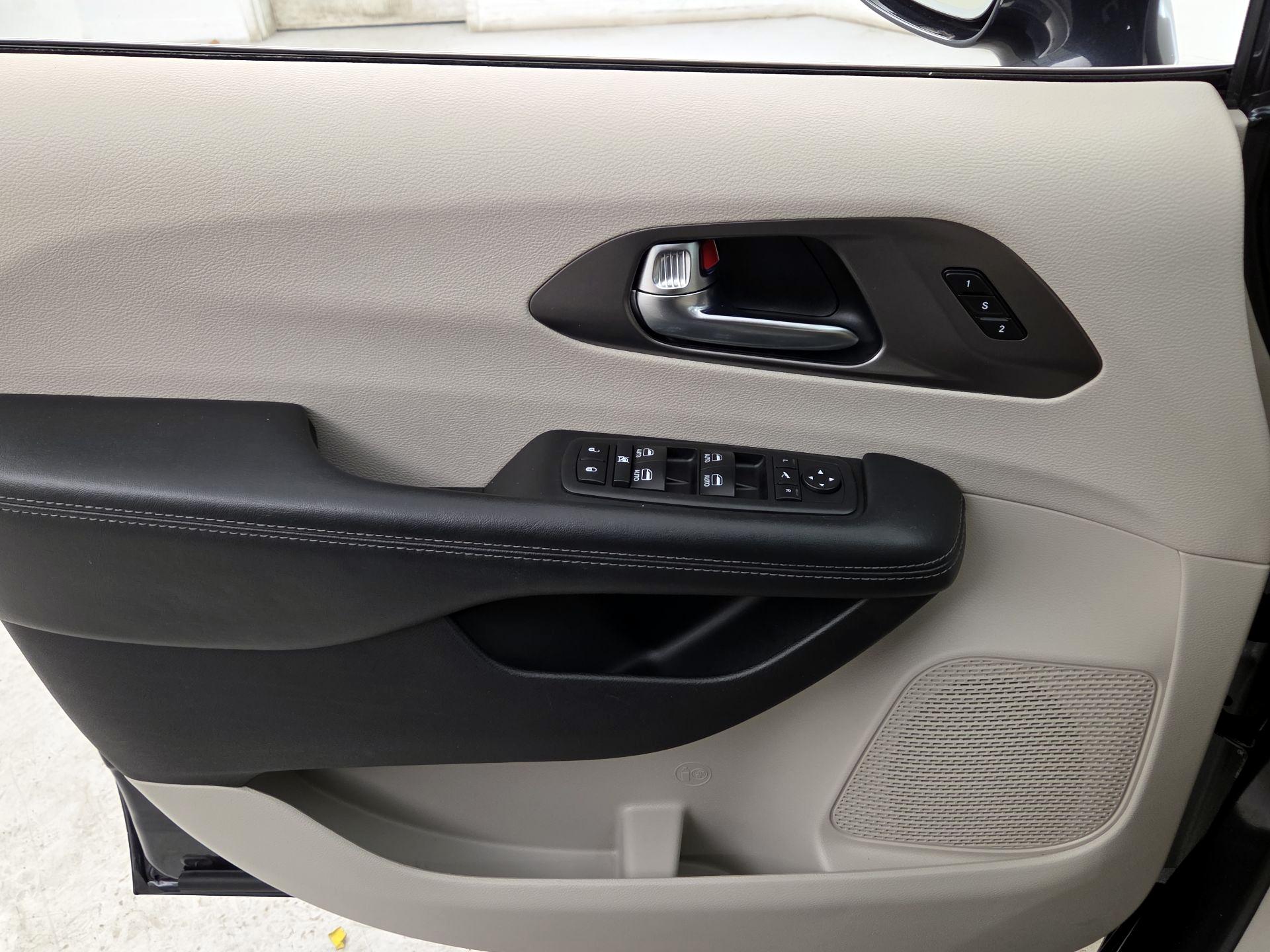 Thumbnail: 2019 Chrysler Pacifica - 12