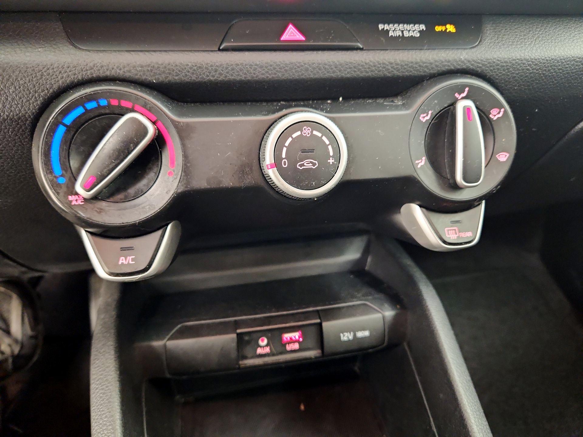 Thumbnail: 2020 Kia Rio - 16