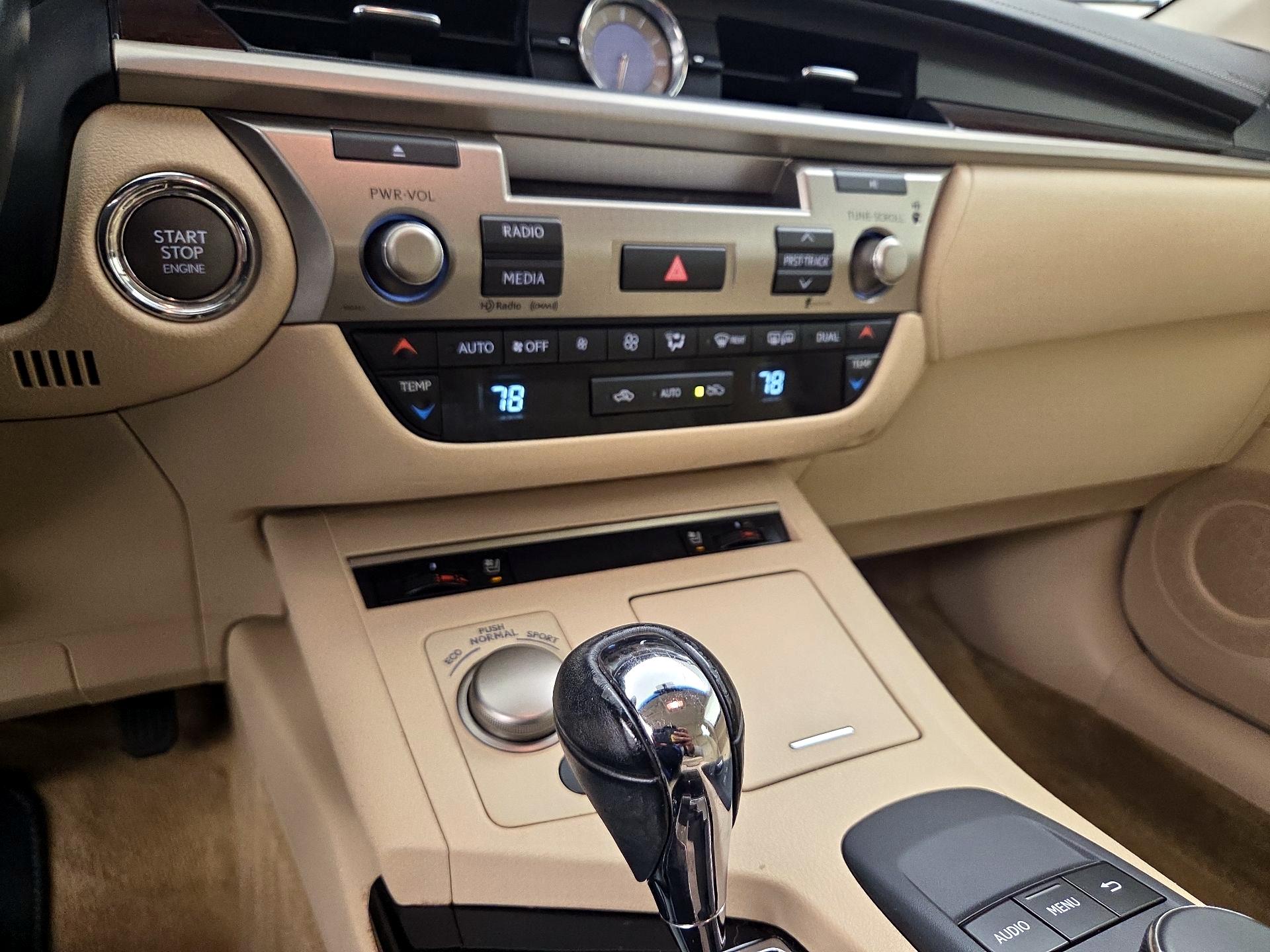 Thumbnail: 2015 Lexus ES - 16