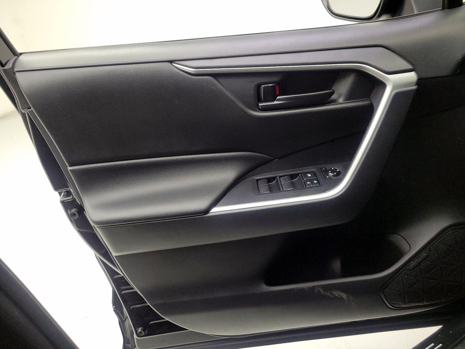 Thumbnail: 2020 Toyota RAV4 - 10