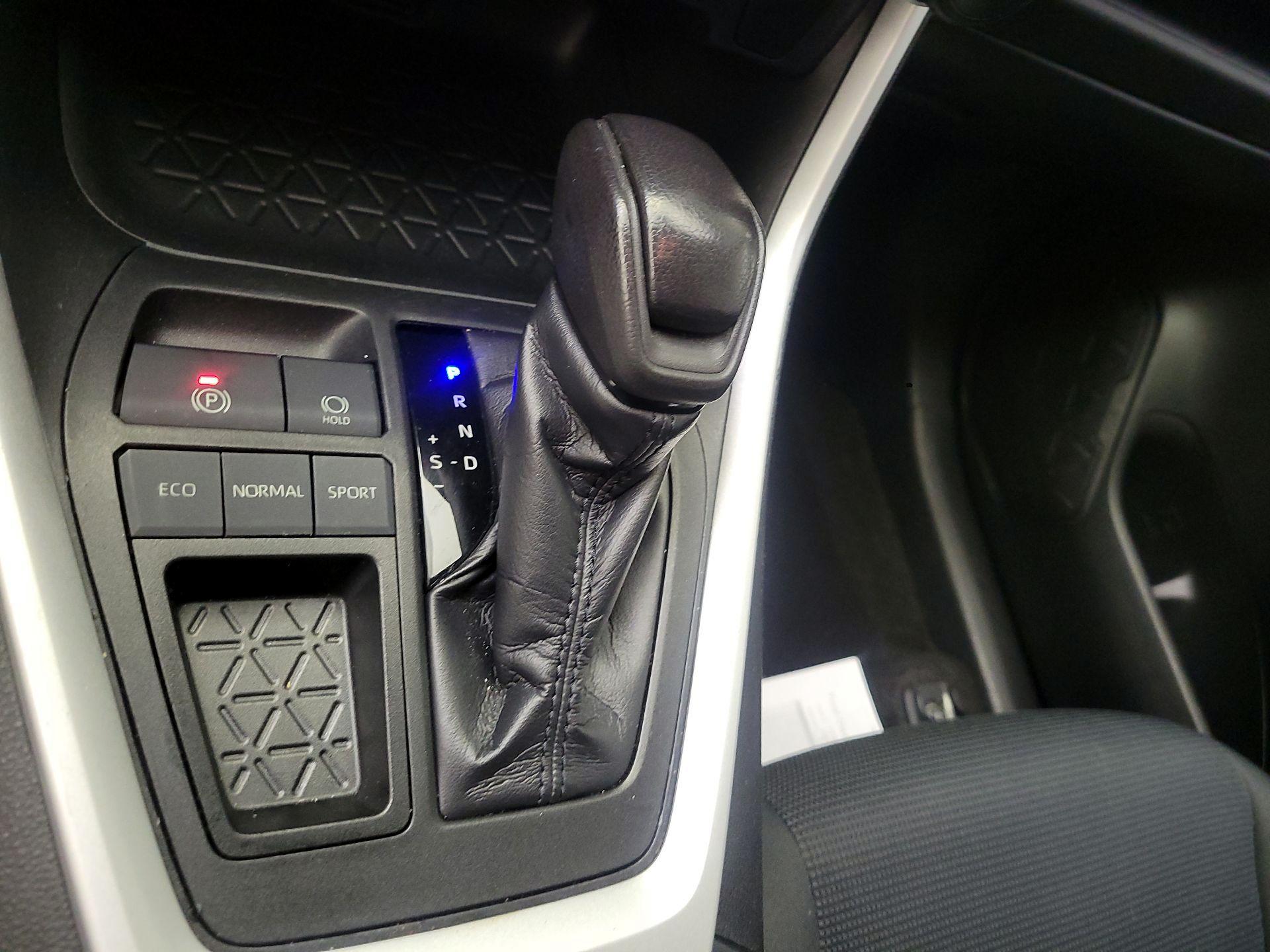 Thumbnail: 2020 Toyota RAV4 - 15