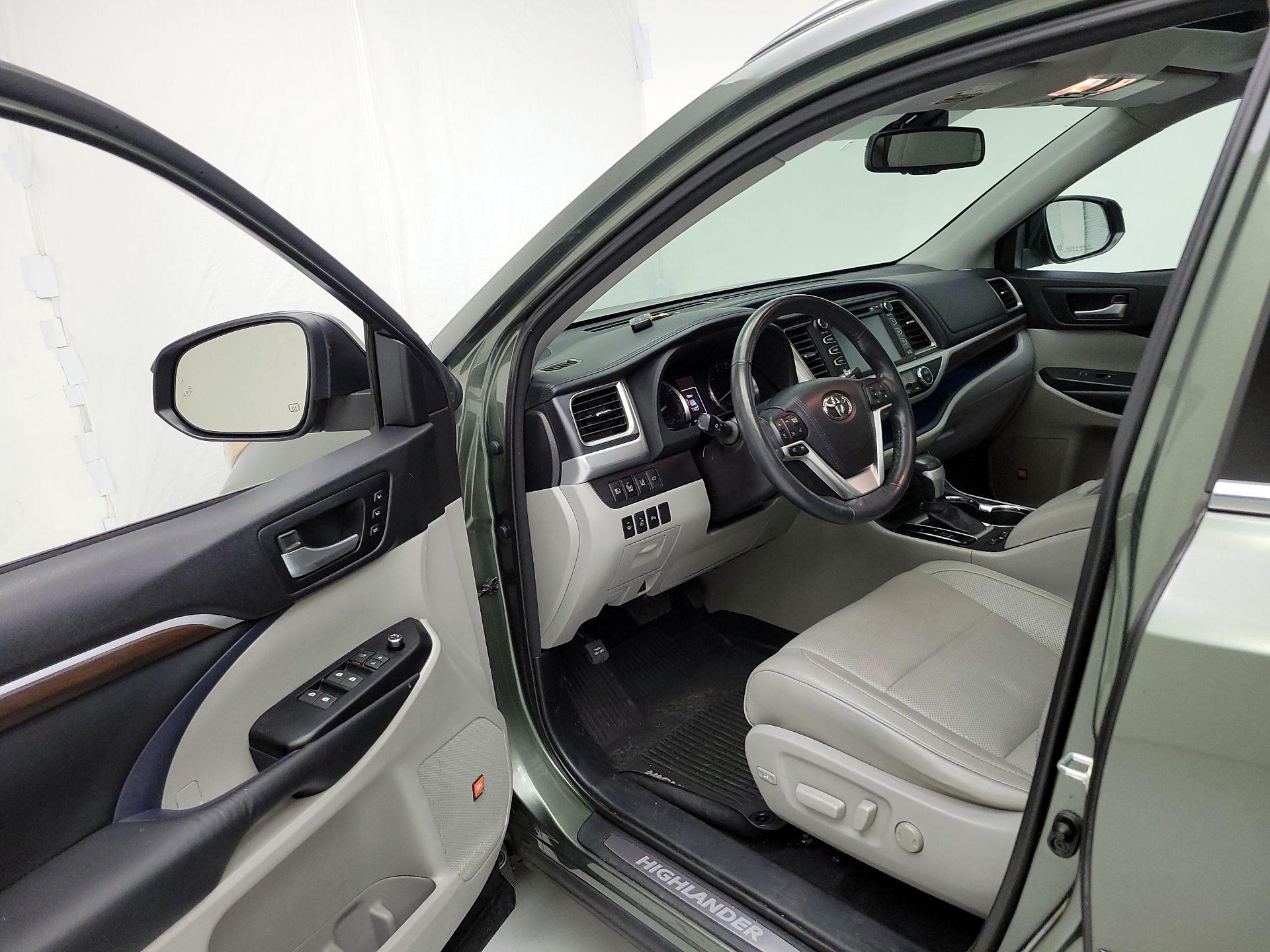 Thumbnail: 2015 Toyota Highlander - 9