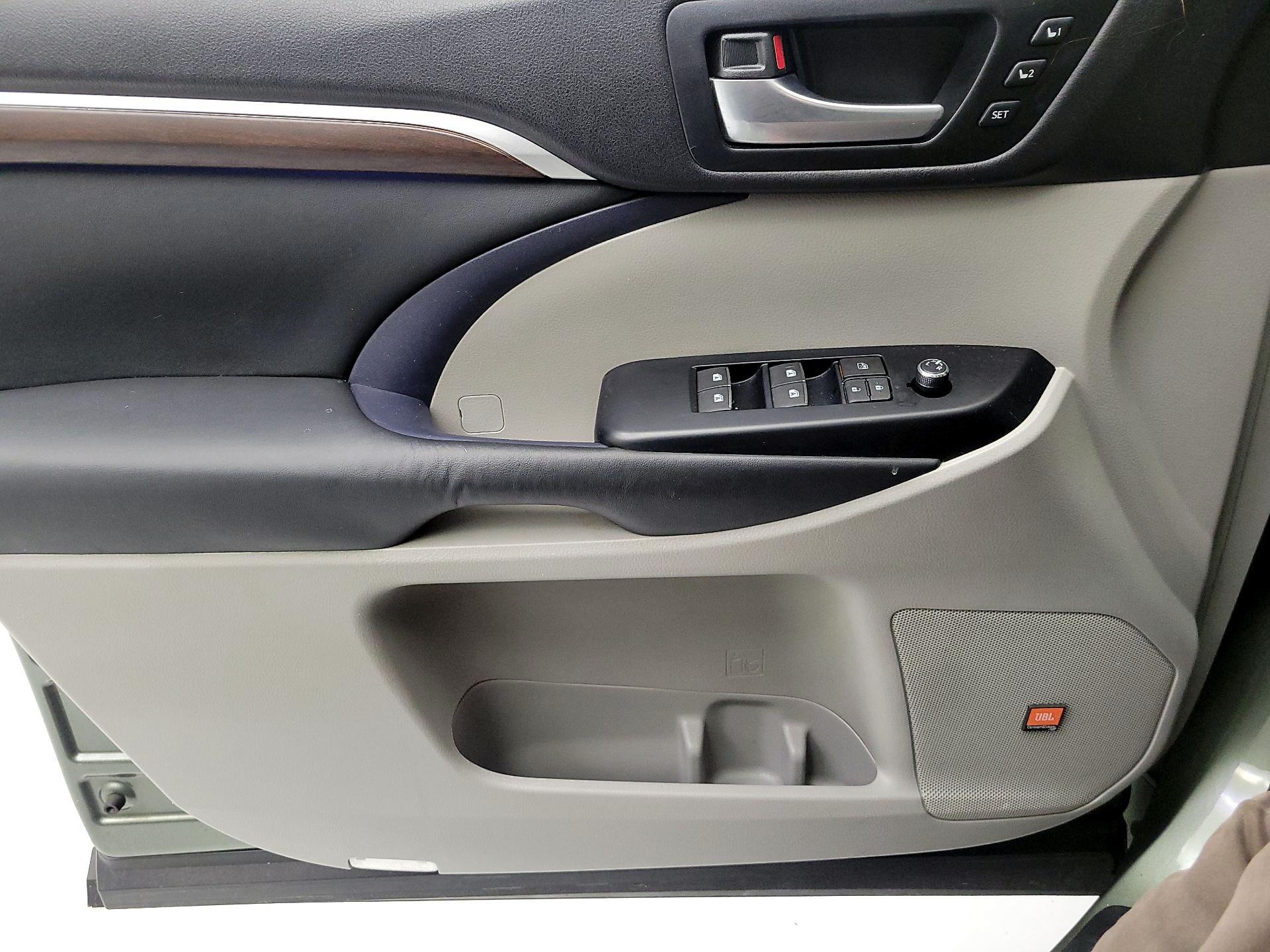 Thumbnail: 2015 Toyota Highlander - 10